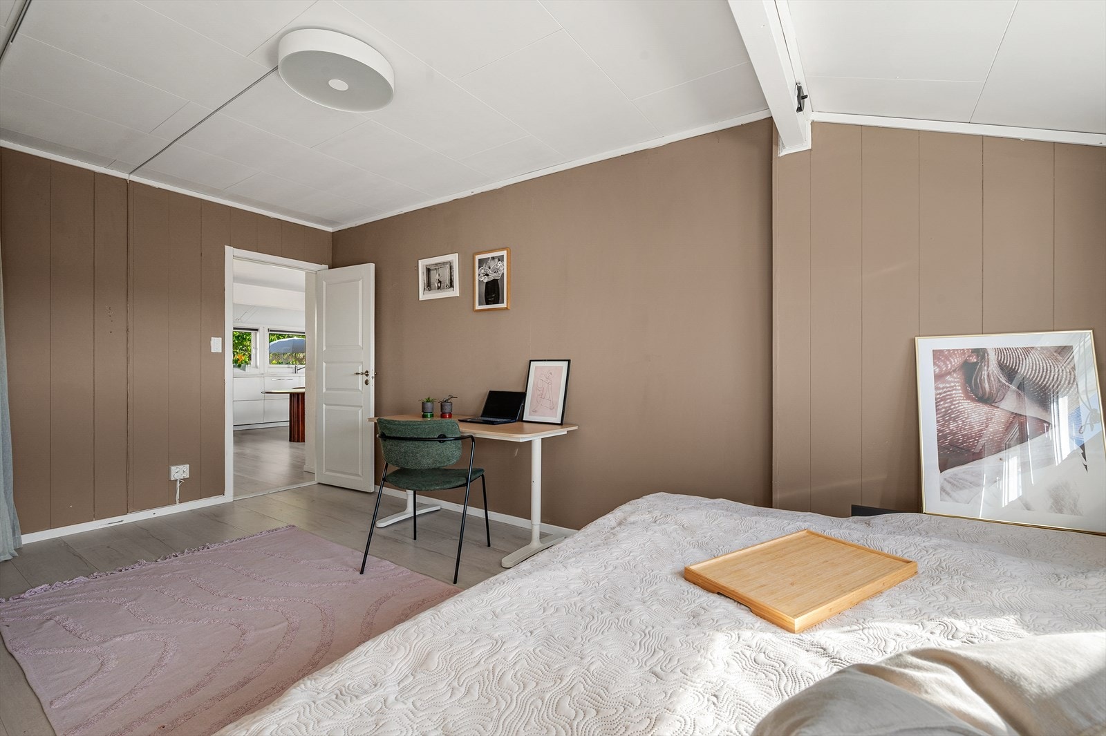 Plass til seng og mindre arbeidsområde gir funksjonelt bruk av rommet. Galleribilde