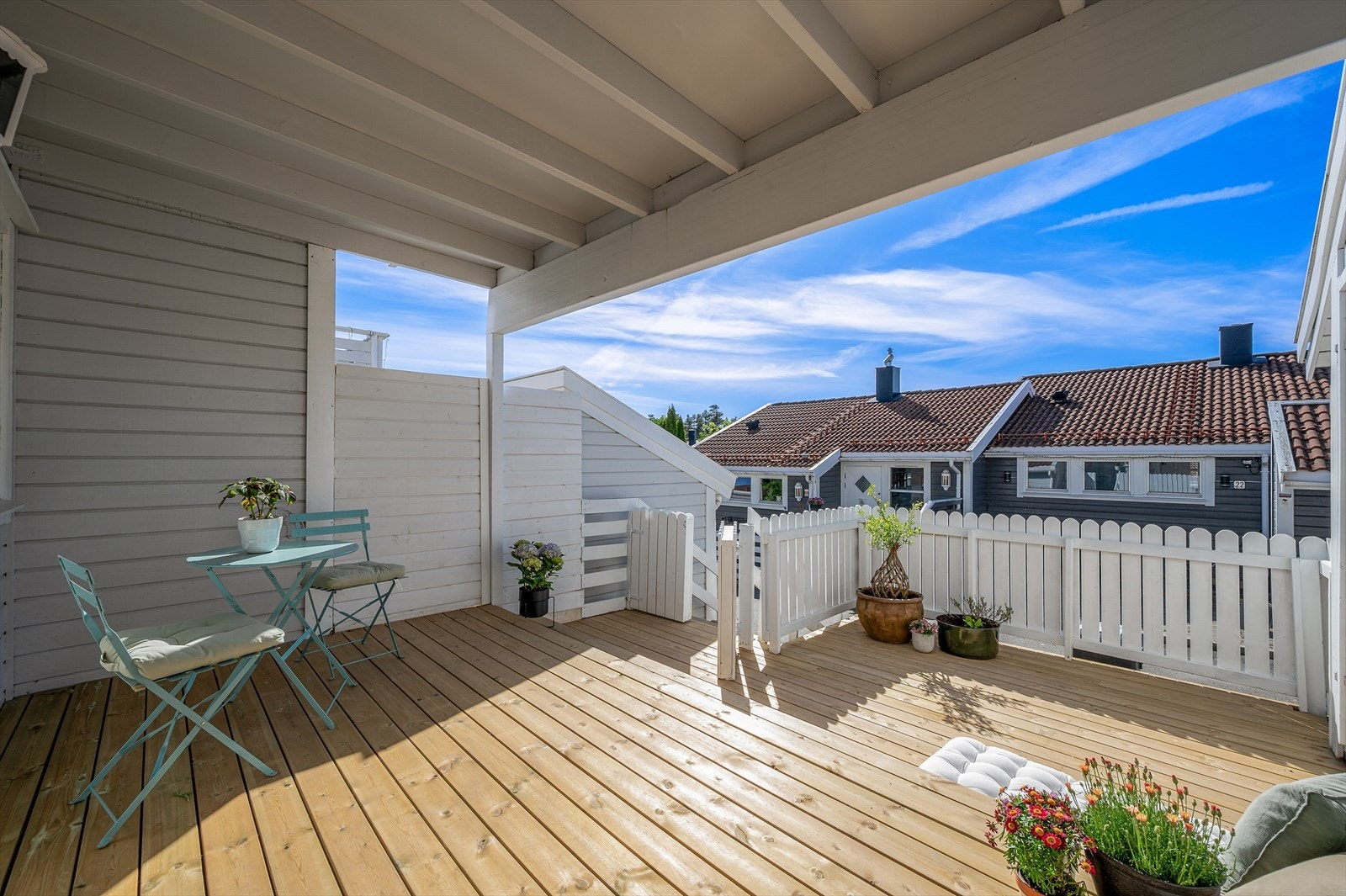 Terrasse ved inngangspartiet gir et innbydende førsteinntrykk. Galleribilde
