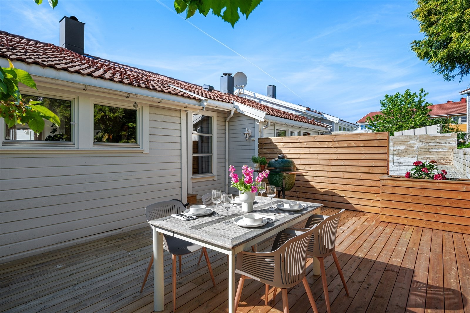 Terrassen har god plass til spisegruppe og grill. Galleribilde