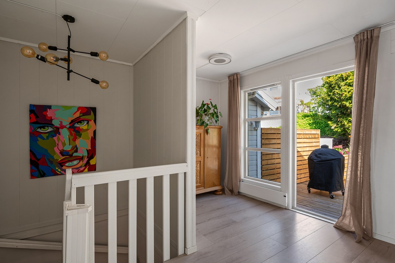 Utgang til terrasse fra stue gir enkel tilgang til det romslige uteområdet. Galleribilde