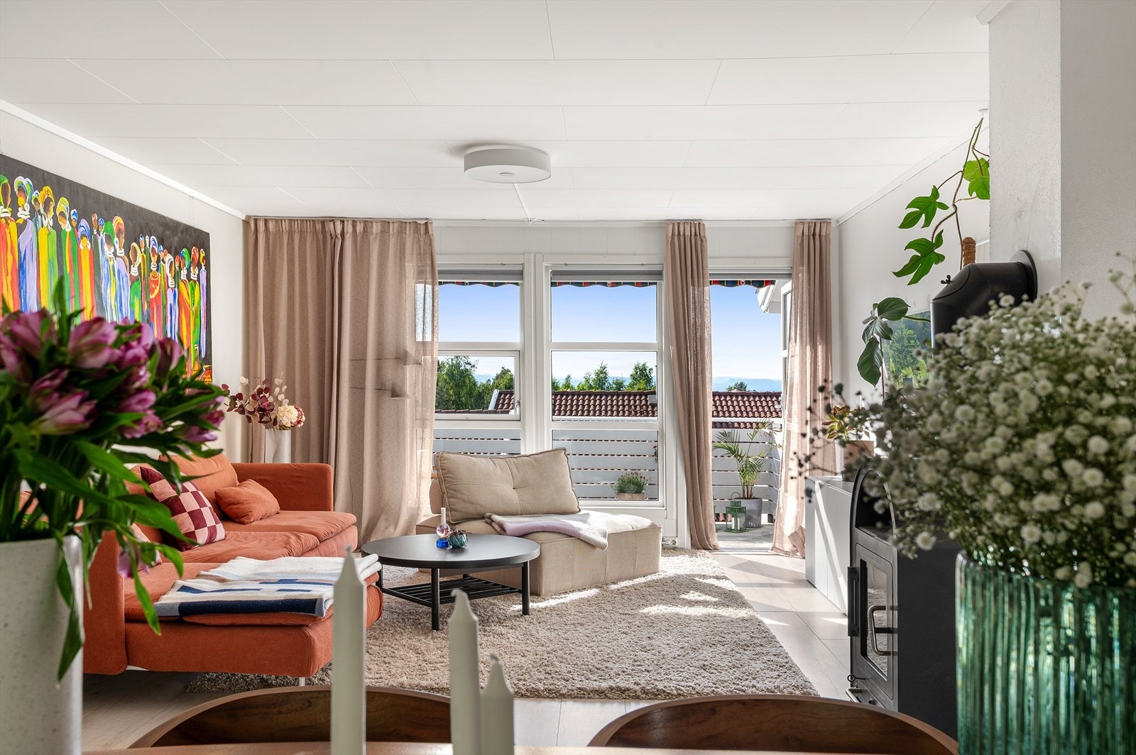 Boligen har en gjennomgående planløsning som gir gode lysforhold gjennom hele dagen. Galleribilde