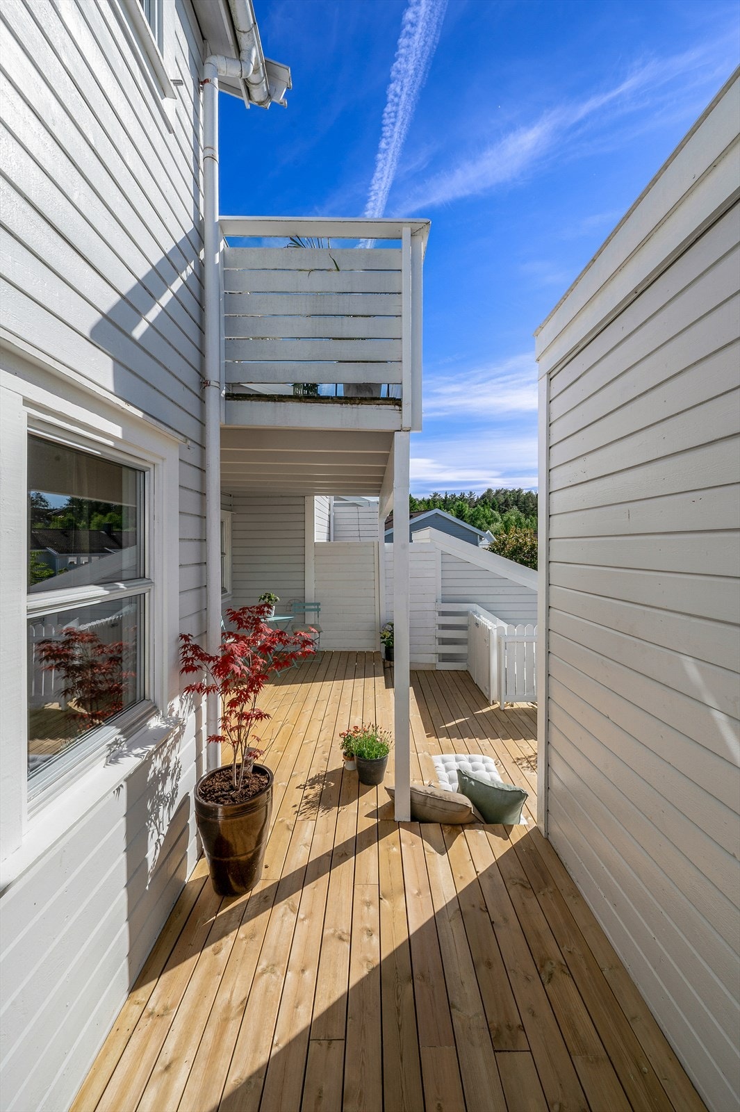 Åpen terrasse med utsikt over nærområdet. Galleribilde