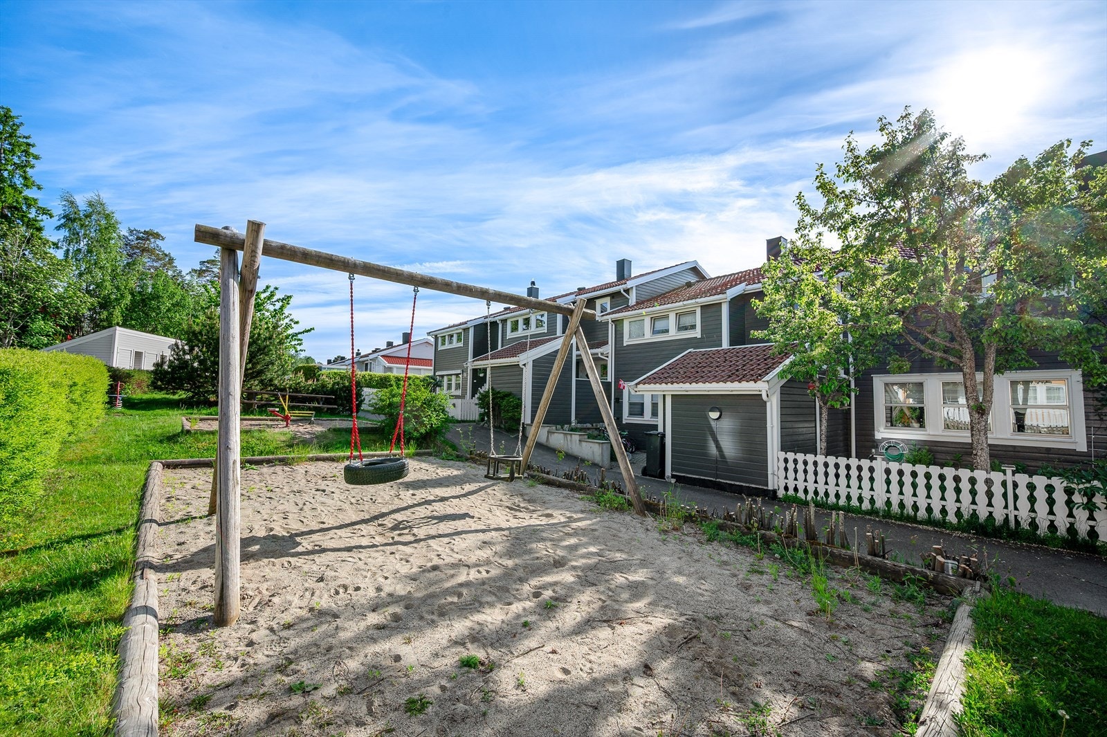 Boligen har romslige terrasseplattinger og utebod for praktisk oppbevaring. Galleribilde