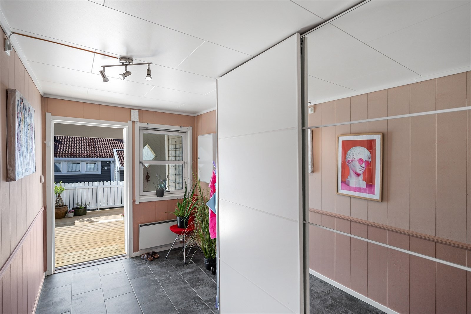 Skyvedørsgarderobe med speilfront gir praktisk oppbevaring i entréen. Galleribilde
