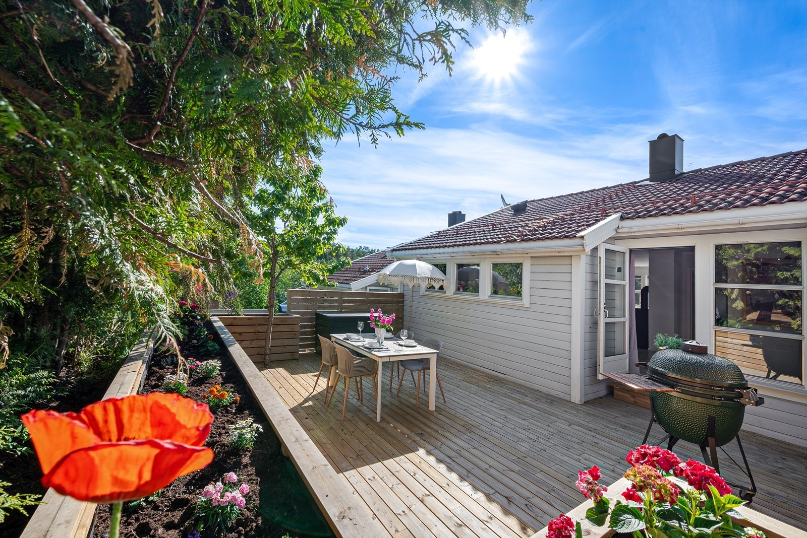 Terrasse med tredekke og rekkverk gir et privat og trygt uteområde. Galleribilde