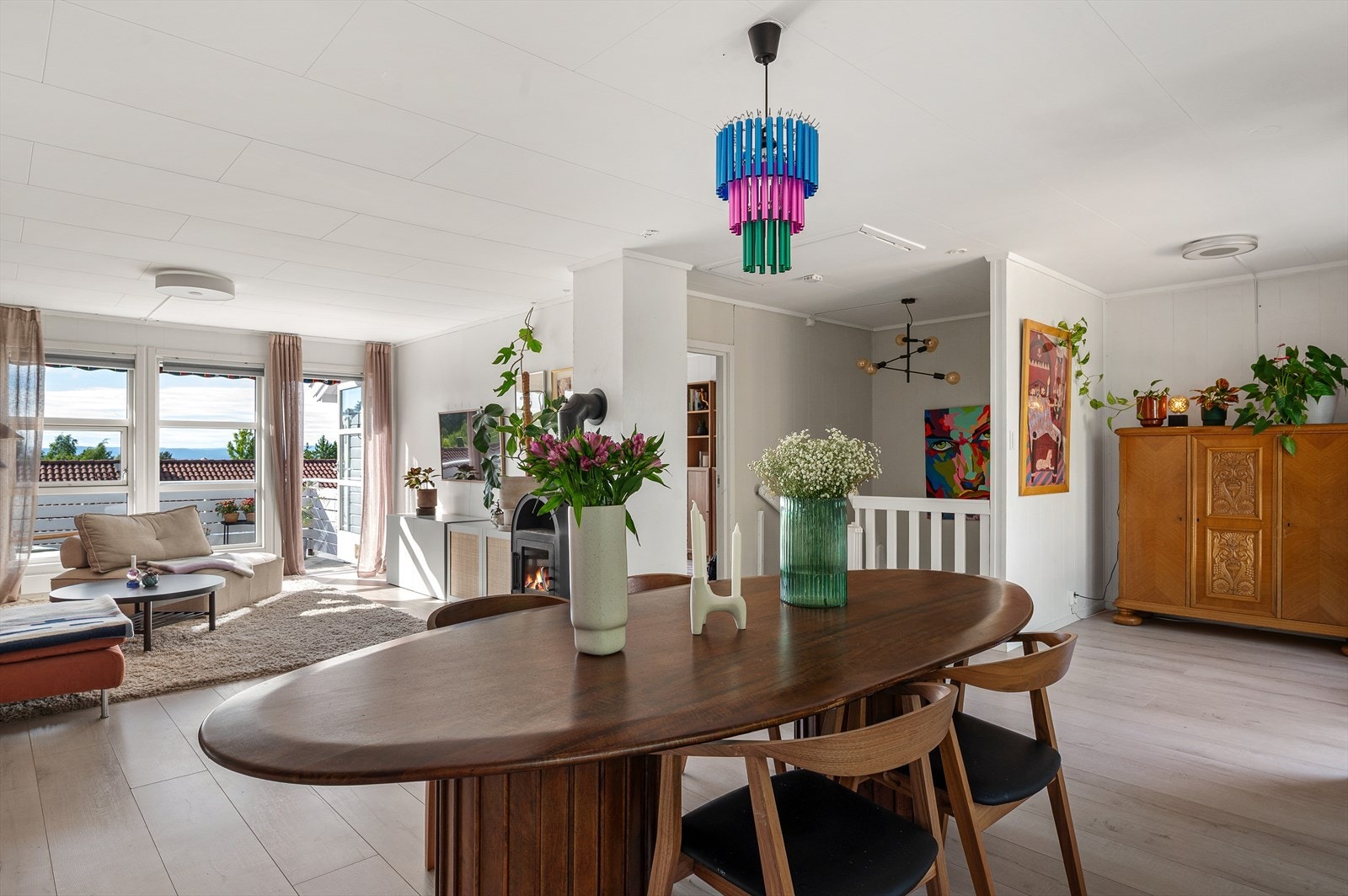 Utsikten fra stuen gir et flott blikkfang og lysner opp rommet. Galleribilde