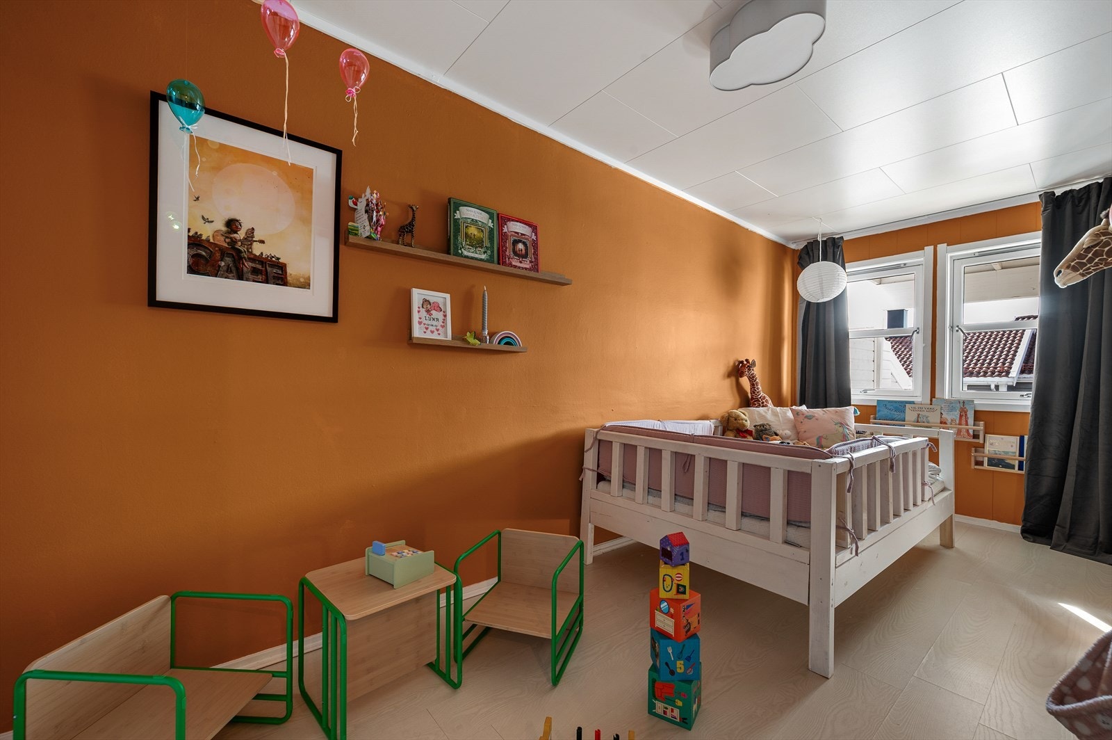 God plass til lek med åpne gulvflater og hyller for organisering. Galleribilde