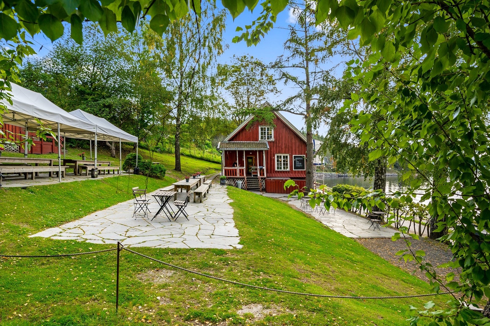 Eiendommen ligger i et område med nærhet til grøntområder og turterreng. Galleribilde