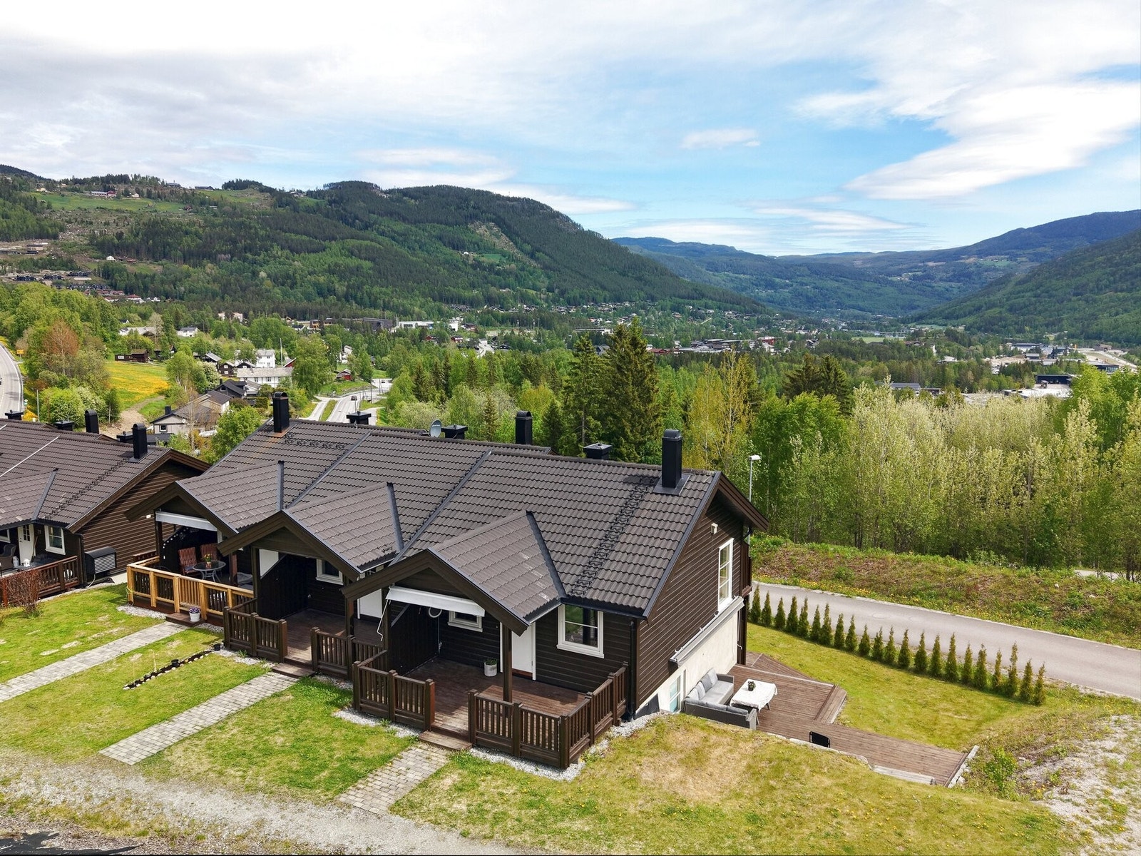 Stor terrasse ved inngangspartiet med gode solforhold. Galleribilde
