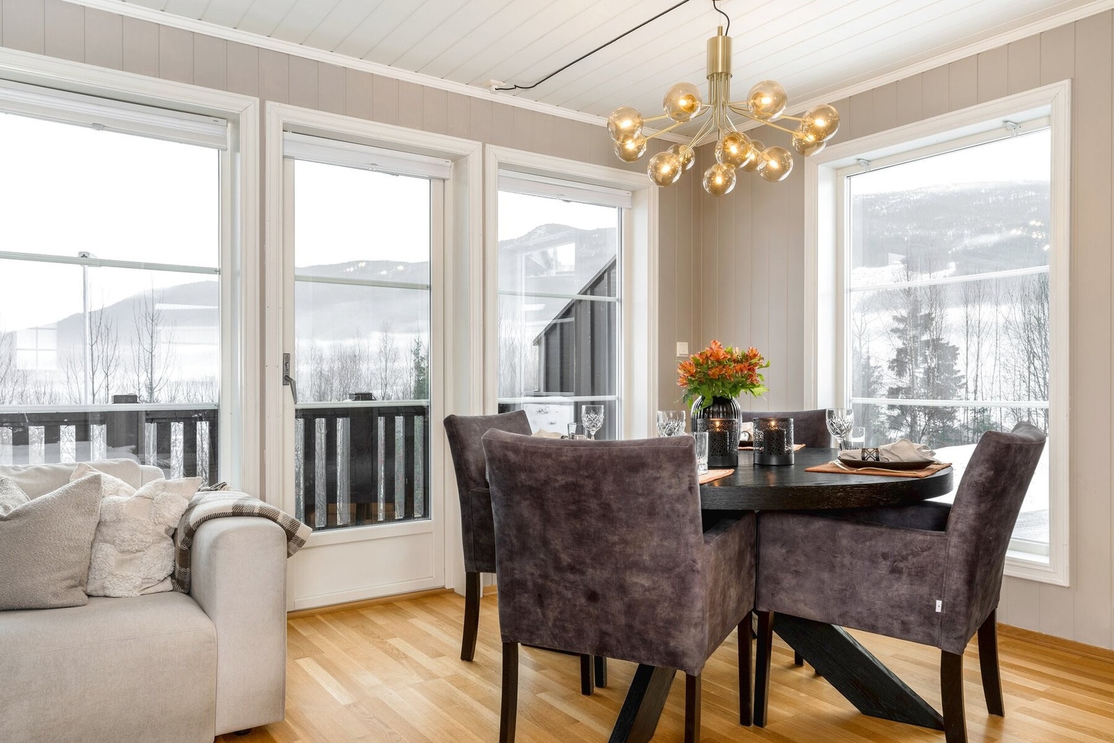 Gos plass for spisestue i stuen. Galleribilde