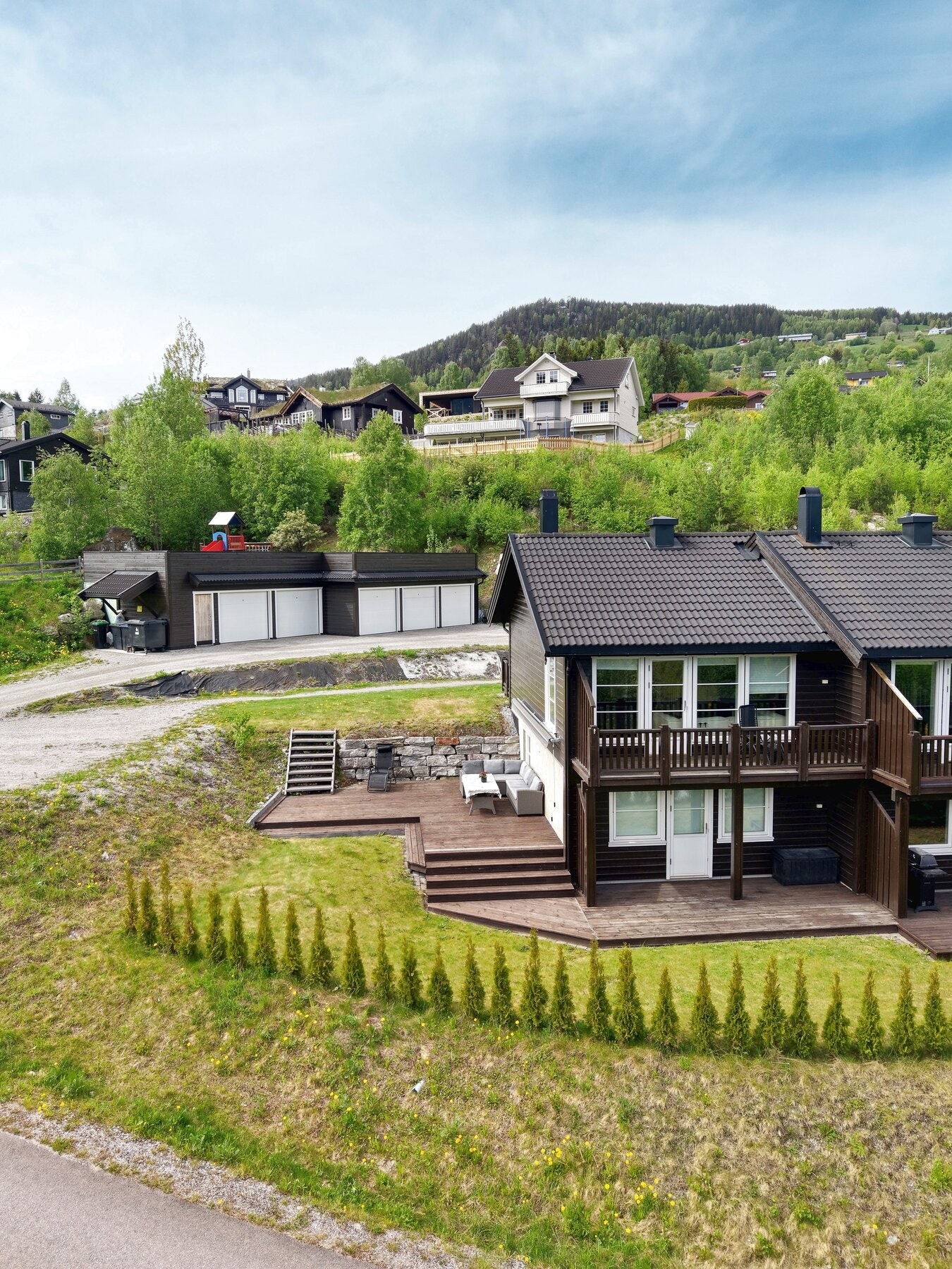 Garasjeanlegg med egen garasjeplass og sportsbod. Galleribilde