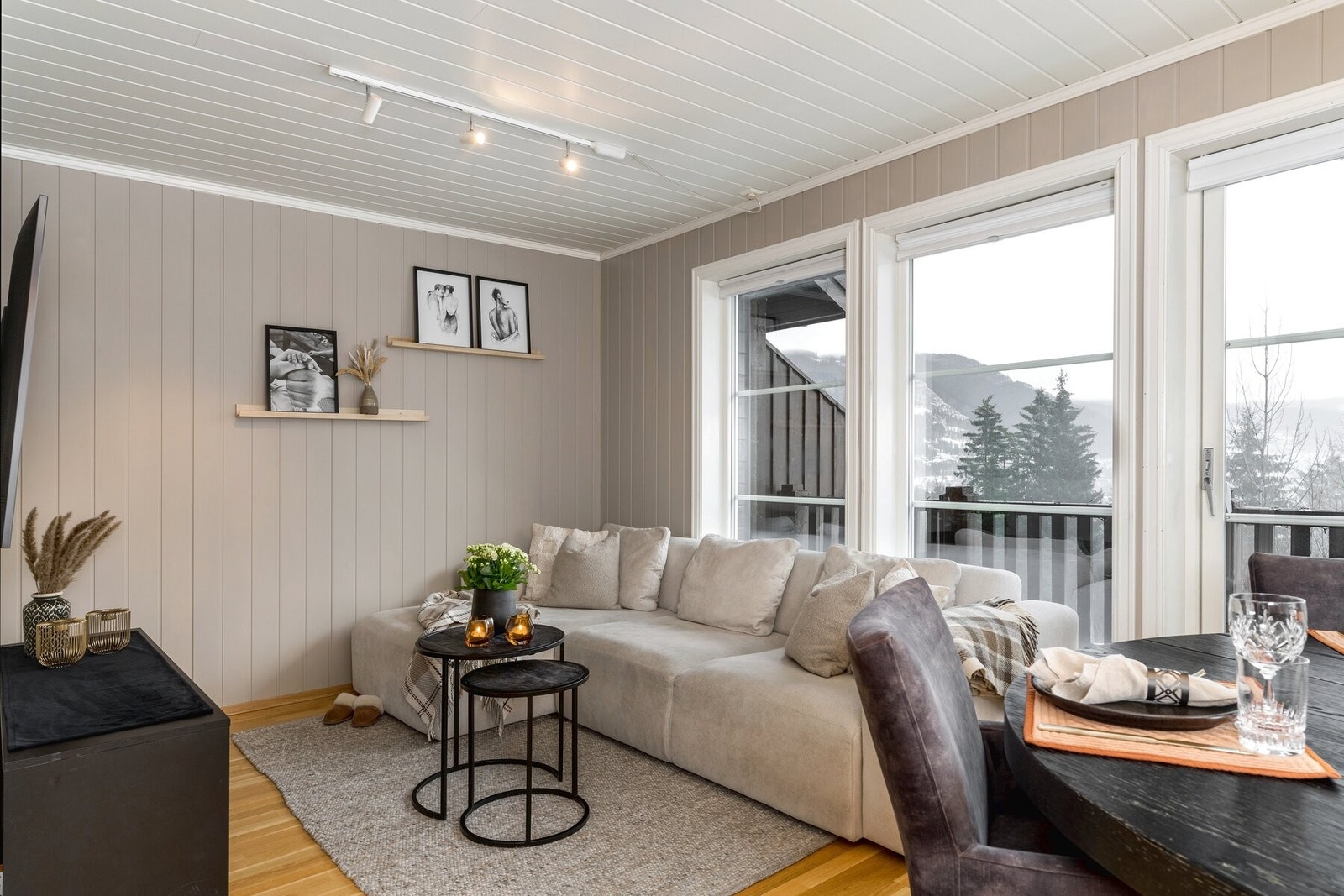 Stue med sofagruppe og TV-plass. Galleribilde
