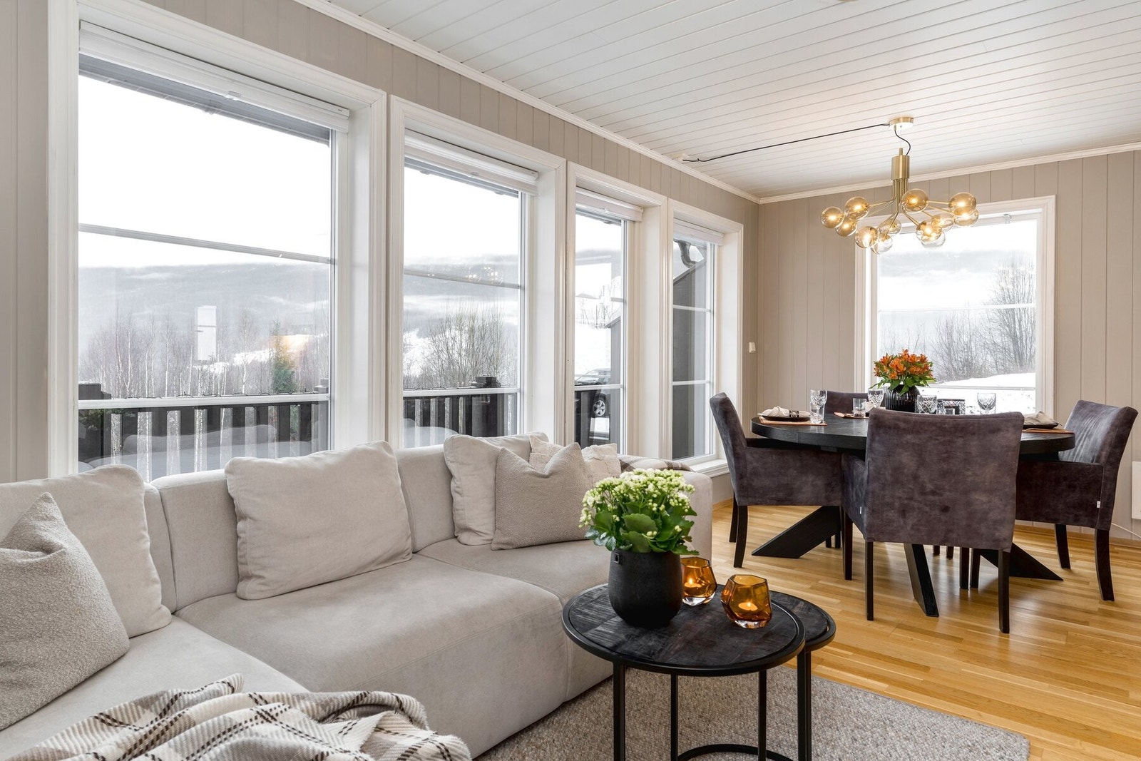 Fra stuen er det utgang til terrasse med utsikt ut over Gol. Galleribilde