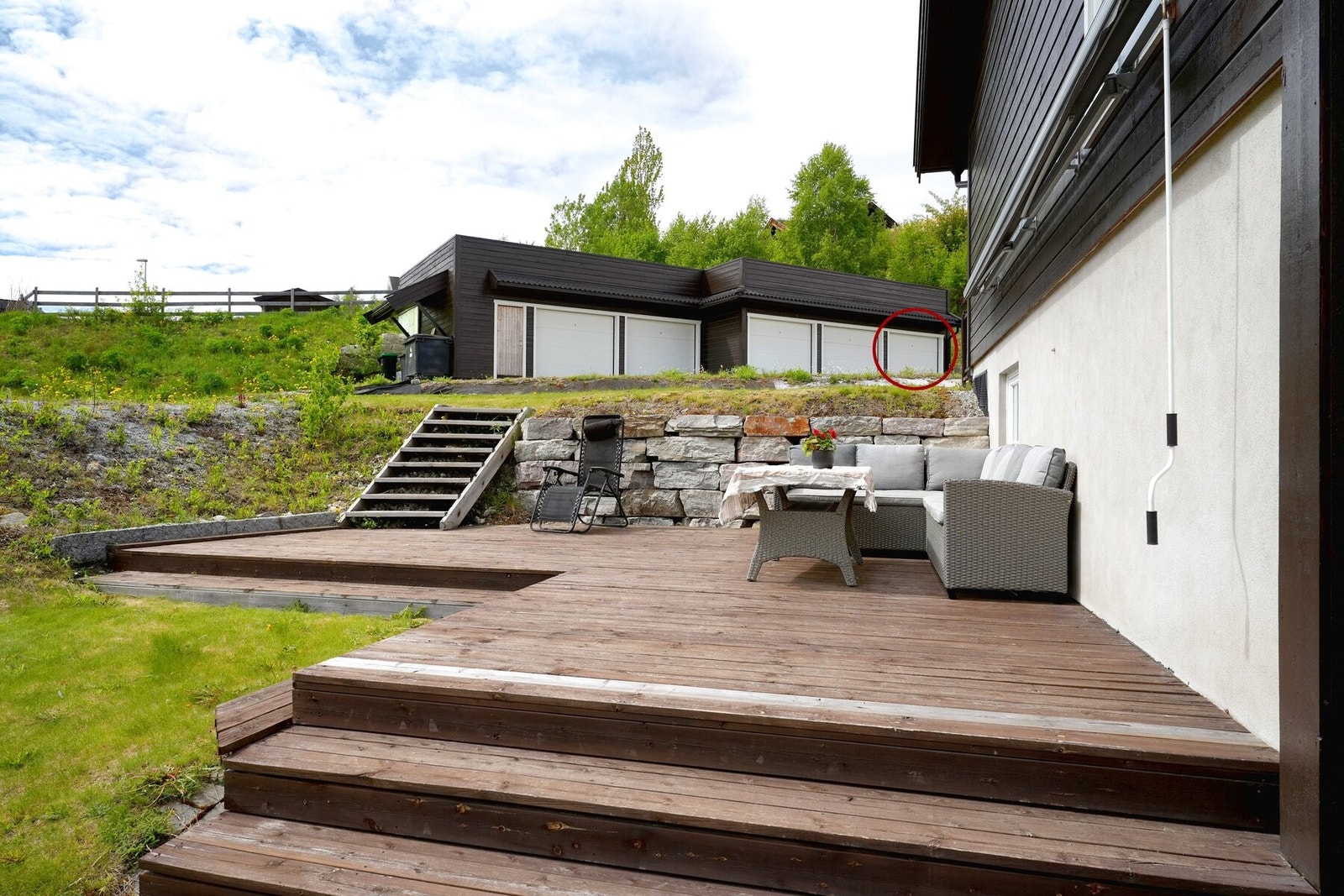 Garasjeanlegget ligger like ved boligen. Galleribilde