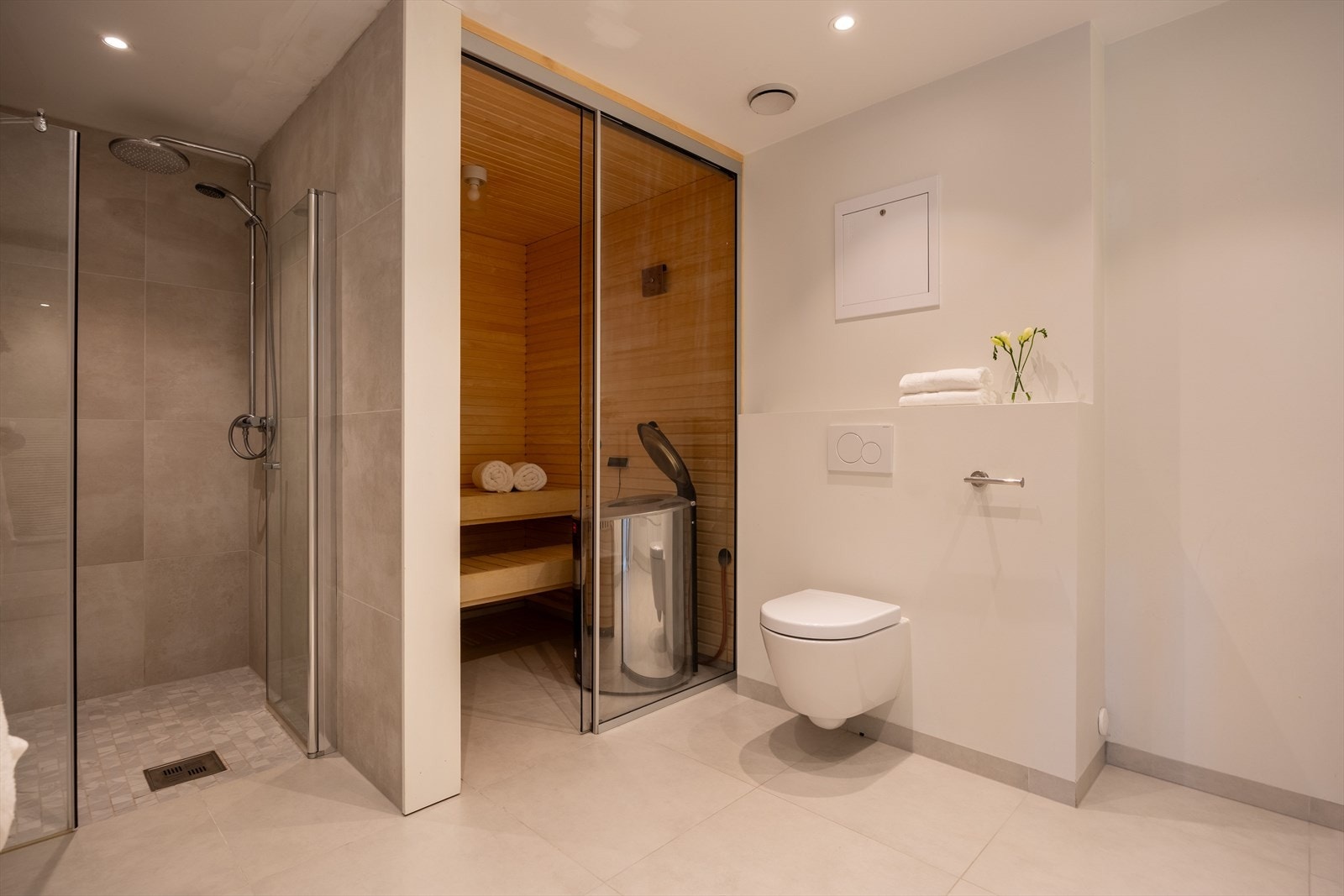 Badet er flislagt og har gulvvarme, samt downlights i taket. Galleribilde
