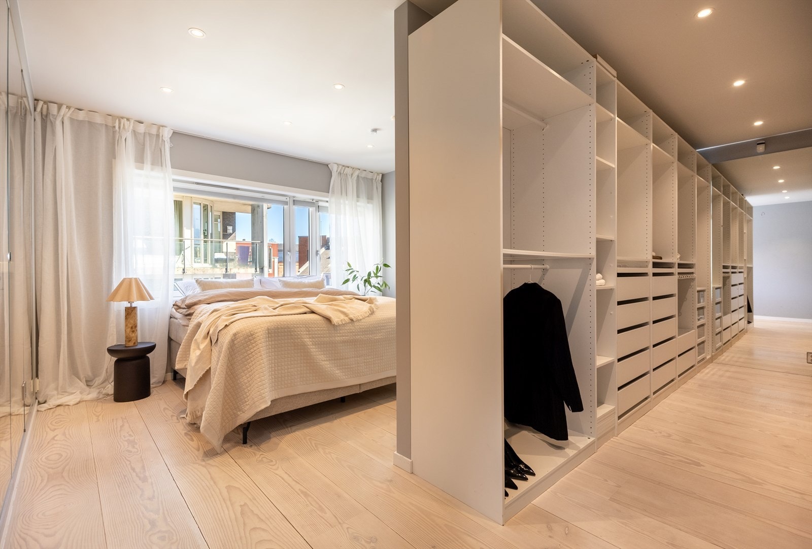 Hovedsoverommet er meget romslig og har tilstøtende kontor, walk-in garderobe og en-suite bad. Galleribilde