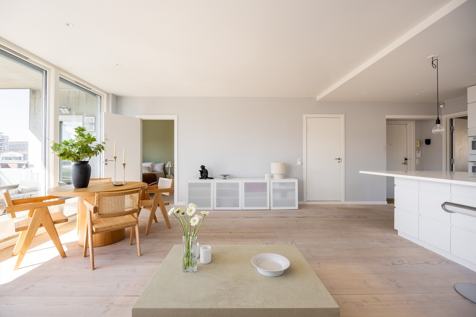 Overflatene er malt i en lys og behagelig fargetone. Galleribilde
