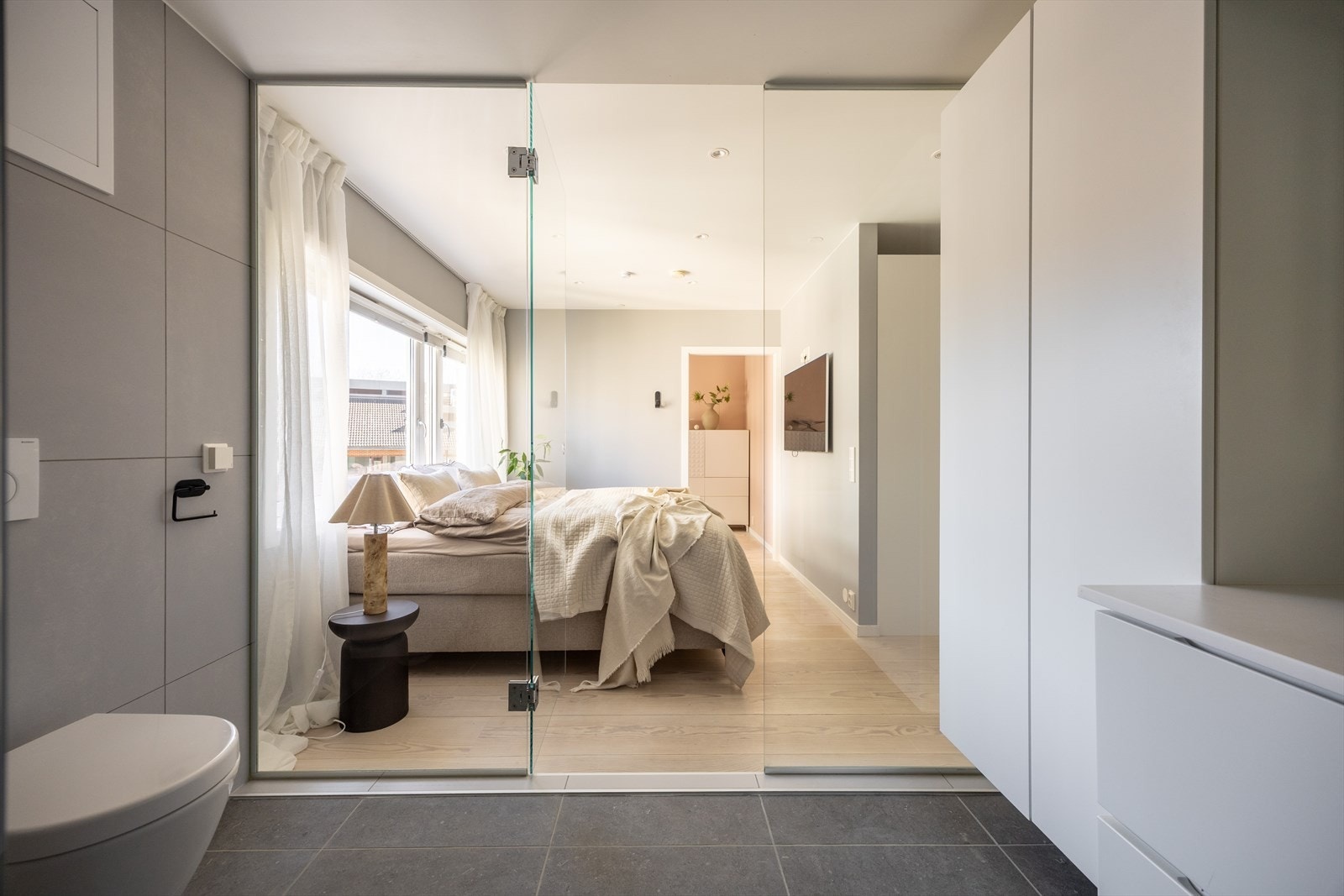 Stort og romslig en-suite bad. Renovert i 2017. Galleribilde