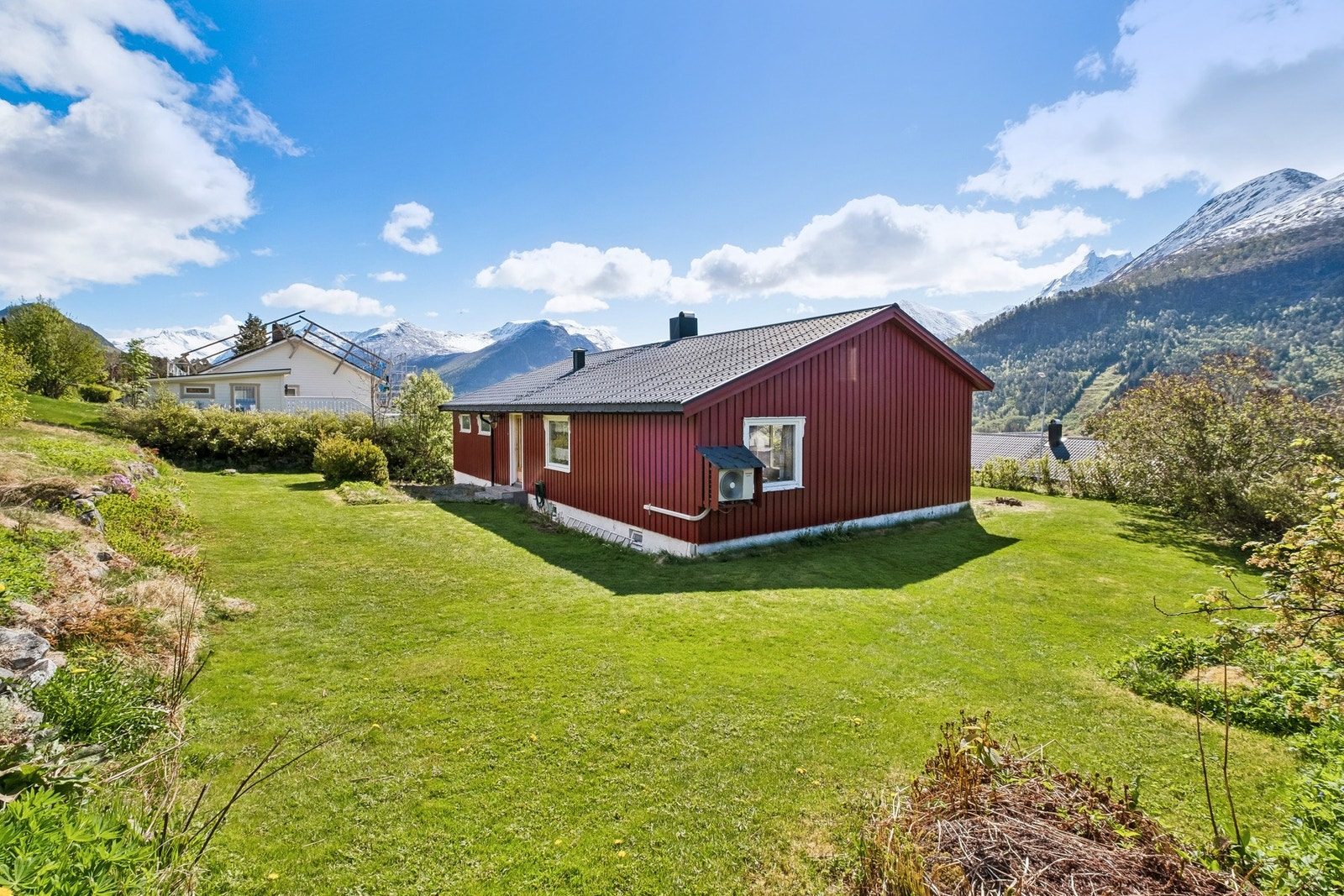 Eiendommen er beliggende i etablert boligområde i Isfjorden med utsikt til sjø og natur. Galleribilde