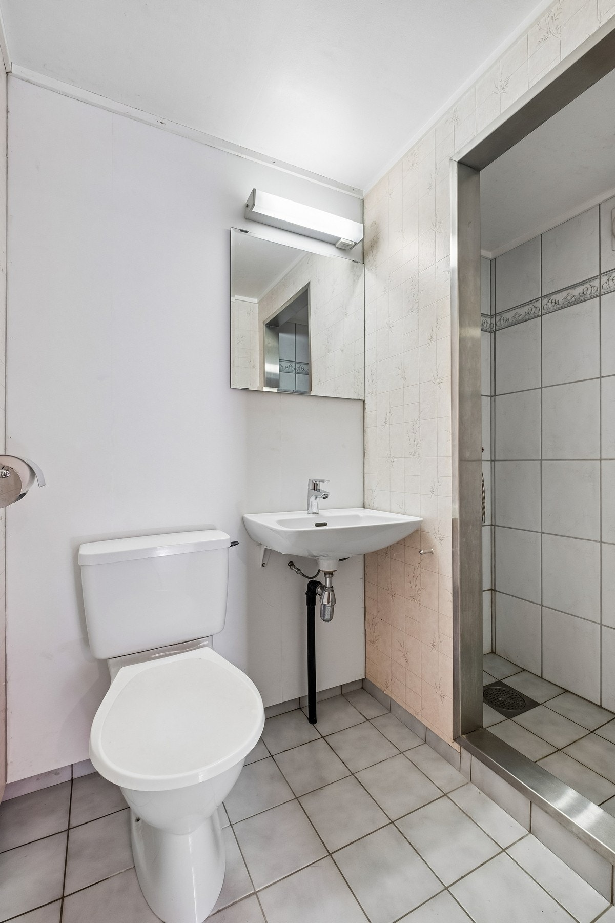 Toalett og dusj i kjelleretasje. Galleribilde