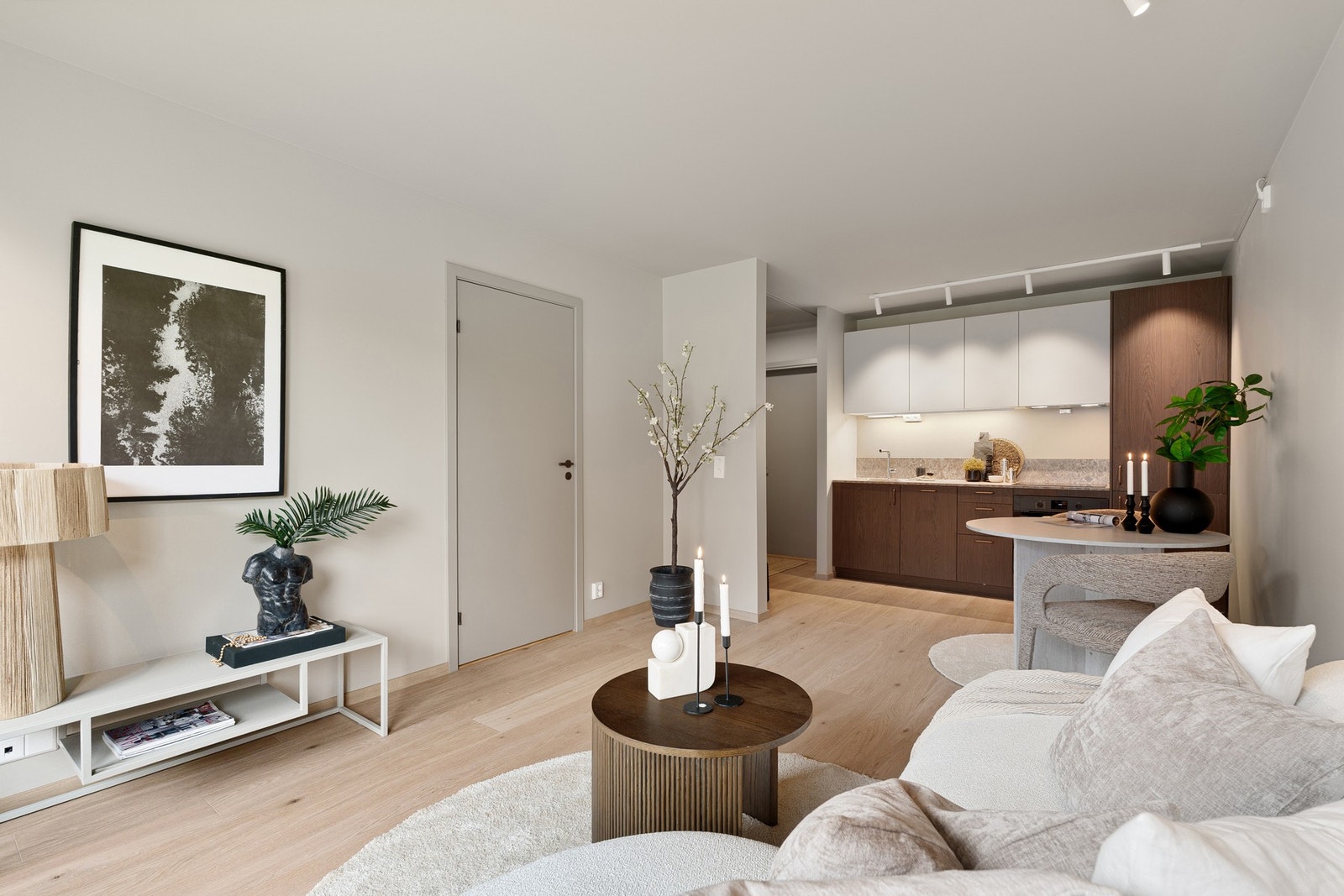 Med omfattende renovering gjennomført i 2026 fremstår leiligheten som svært innbydende, med en moderne stil og gjennomgående høy standard. Galleribilde