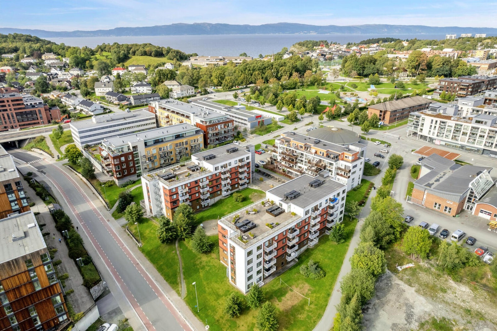 Oversiktsbilde over borettslaget og nærområdet. I umiddelbar nærhet finner du treningssentre, turmuligheter, dagligvarebutikker, apotek, bussholdeplasser, togstasjon, kjøpesentre mm. Galleribilde