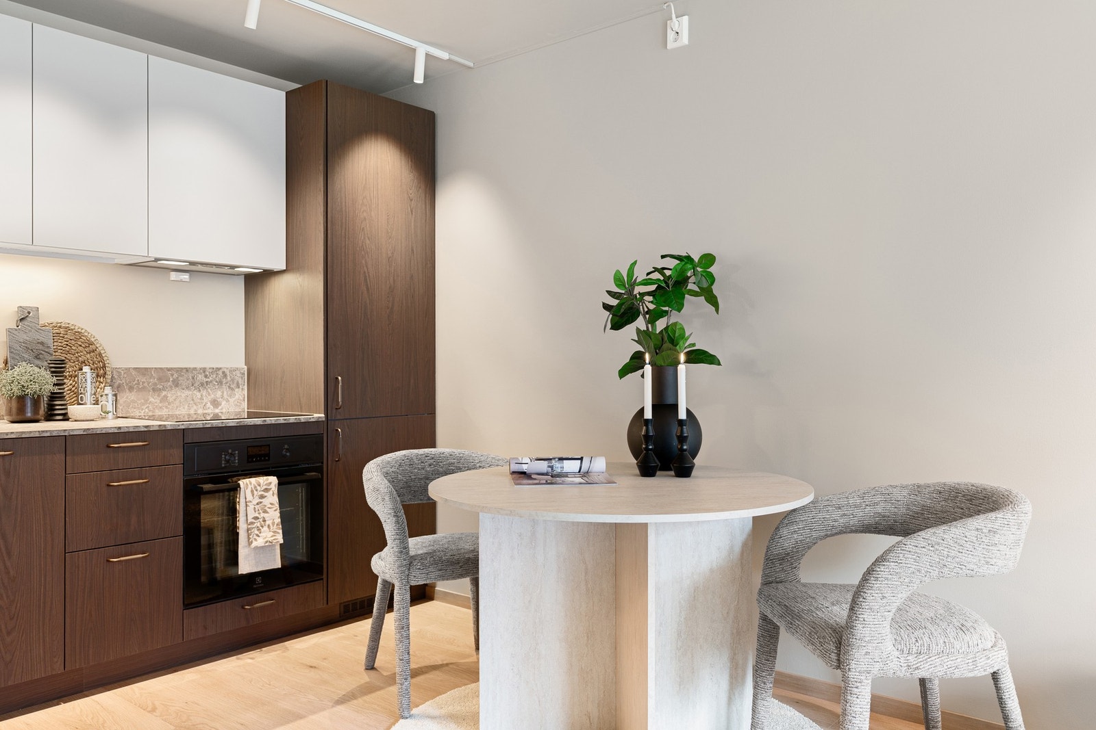 Et rålekkert kjøkken som kombinerer moderne design med god funksjonalitet og svært gode oppbevaringsmuligheter. Galleribilde