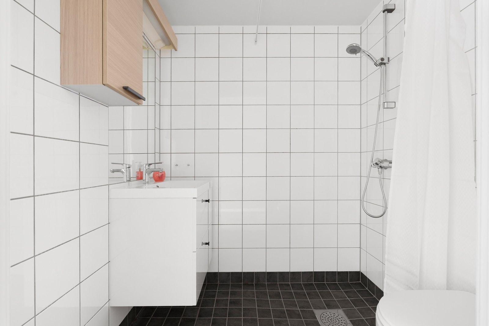 Badet fremstår som godt ivaretatt med flislagte overflater på gulv og vegger. Galleribilde