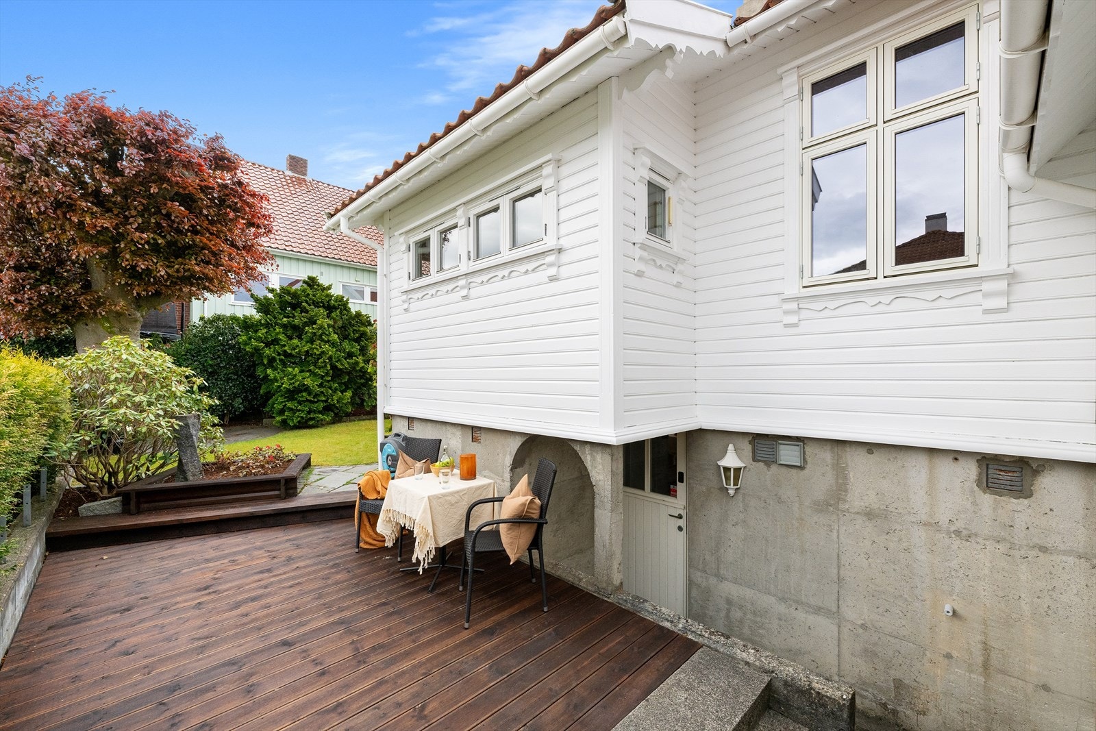 En usjenert uteplass på baksiden av huset. Galleribilde