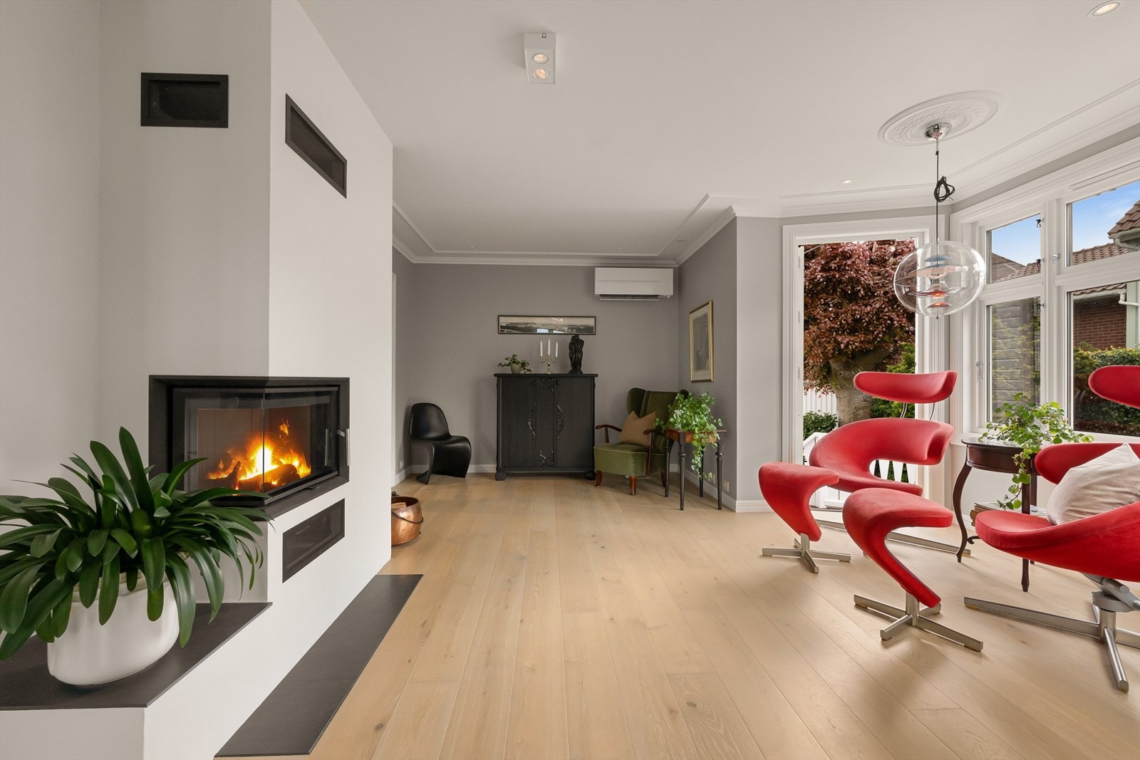 Fra karnappet i stuen er det utgang til en av eiendommens terrasser. Galleribilde