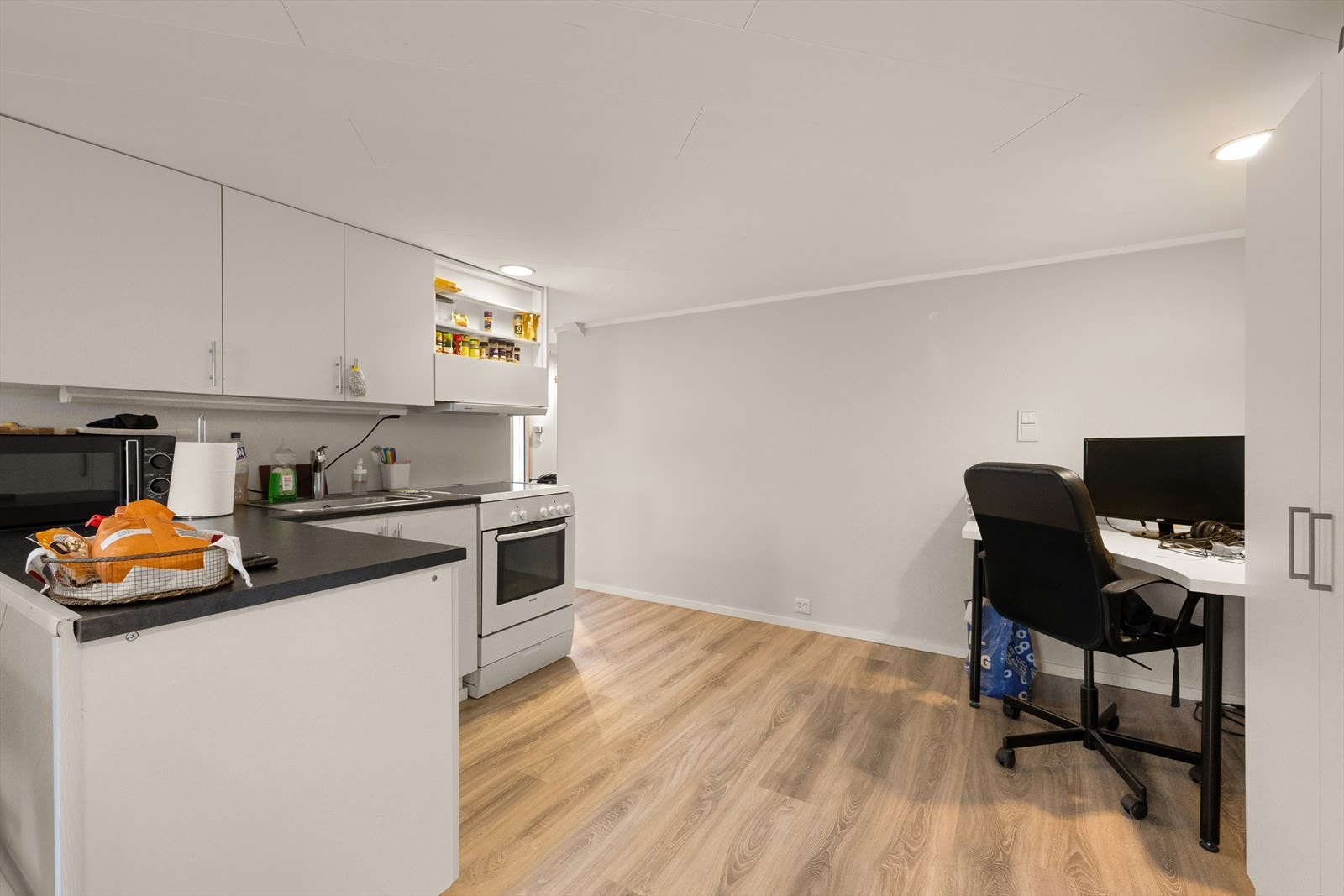 Kjøkkenkroken i hybel-delen er utstyrt med frittstående komfyr og ventilator. Galleribilde