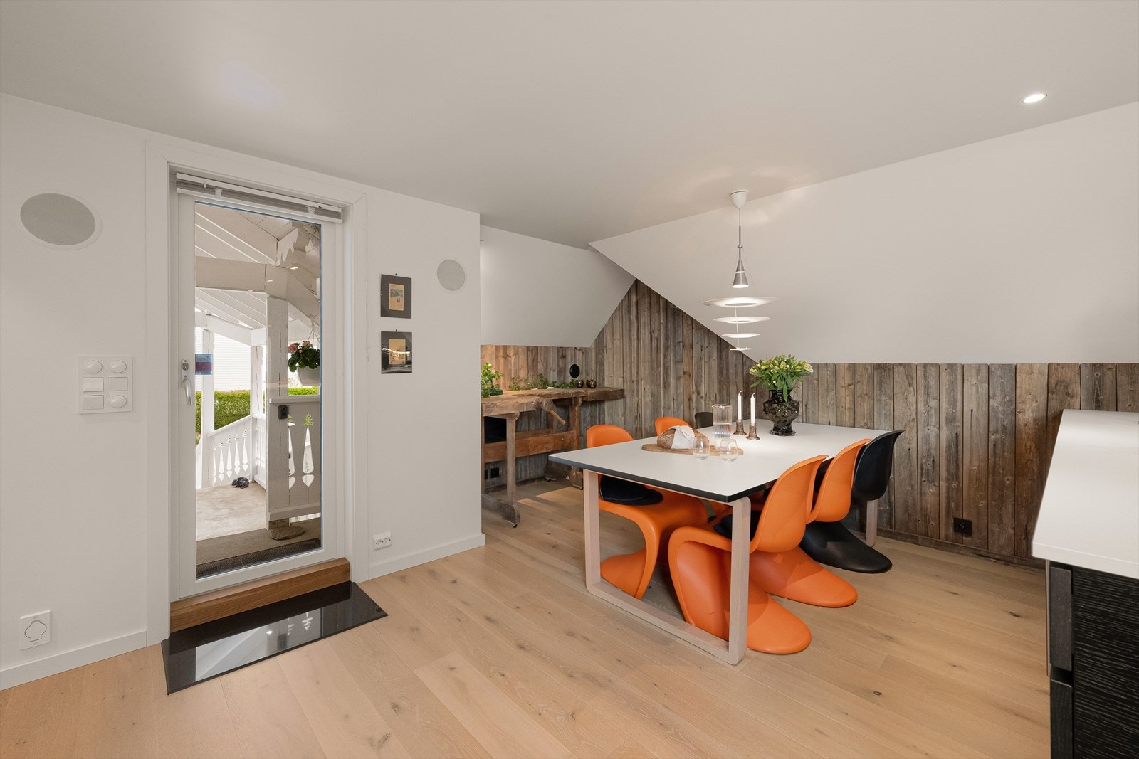 Fra spisestuen er det direkte utgang til en av uteplassene. Galleribilde