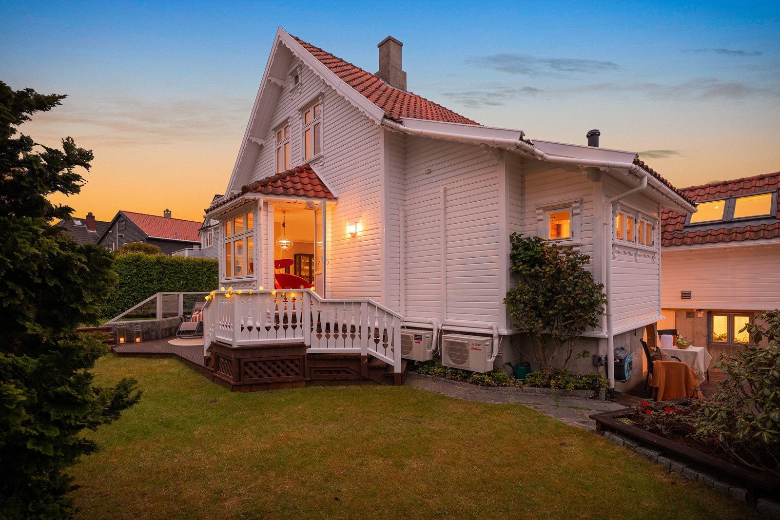 Boligen sett fra hagesiden i kveldslys. Galleribilde
