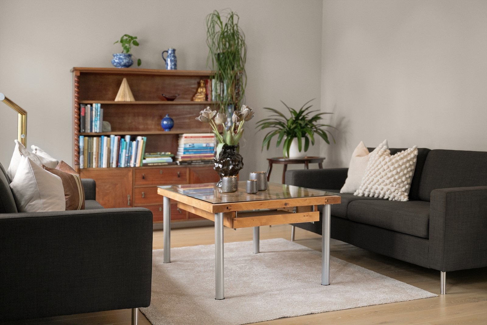 Gjennomgående materialvalg og farger skaper en helhetlig stil. Galleribilde