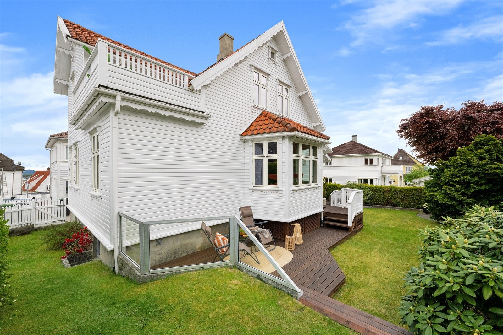 Eiendommen har totalt ca. 35 m² med terrasser og plattinger. Galleribilde