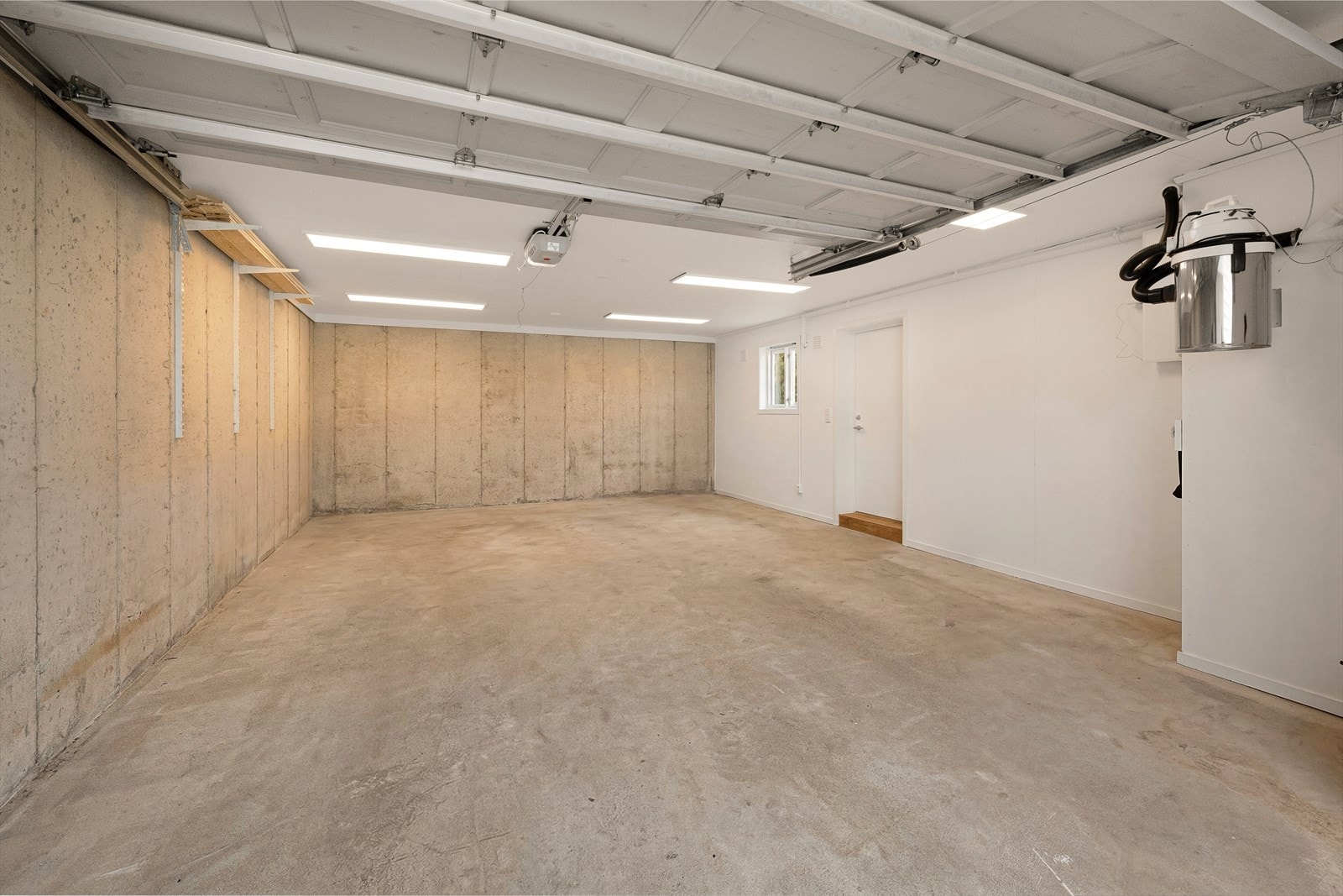 Integrert garasje på ca. 32 m² med god plass til både bil og lagring. Galleribilde