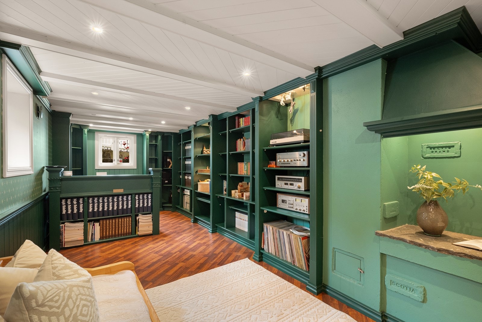 I kjelleren finnes flere innredede rom, her med plassbygde hyller og god belysning. Galleribilde