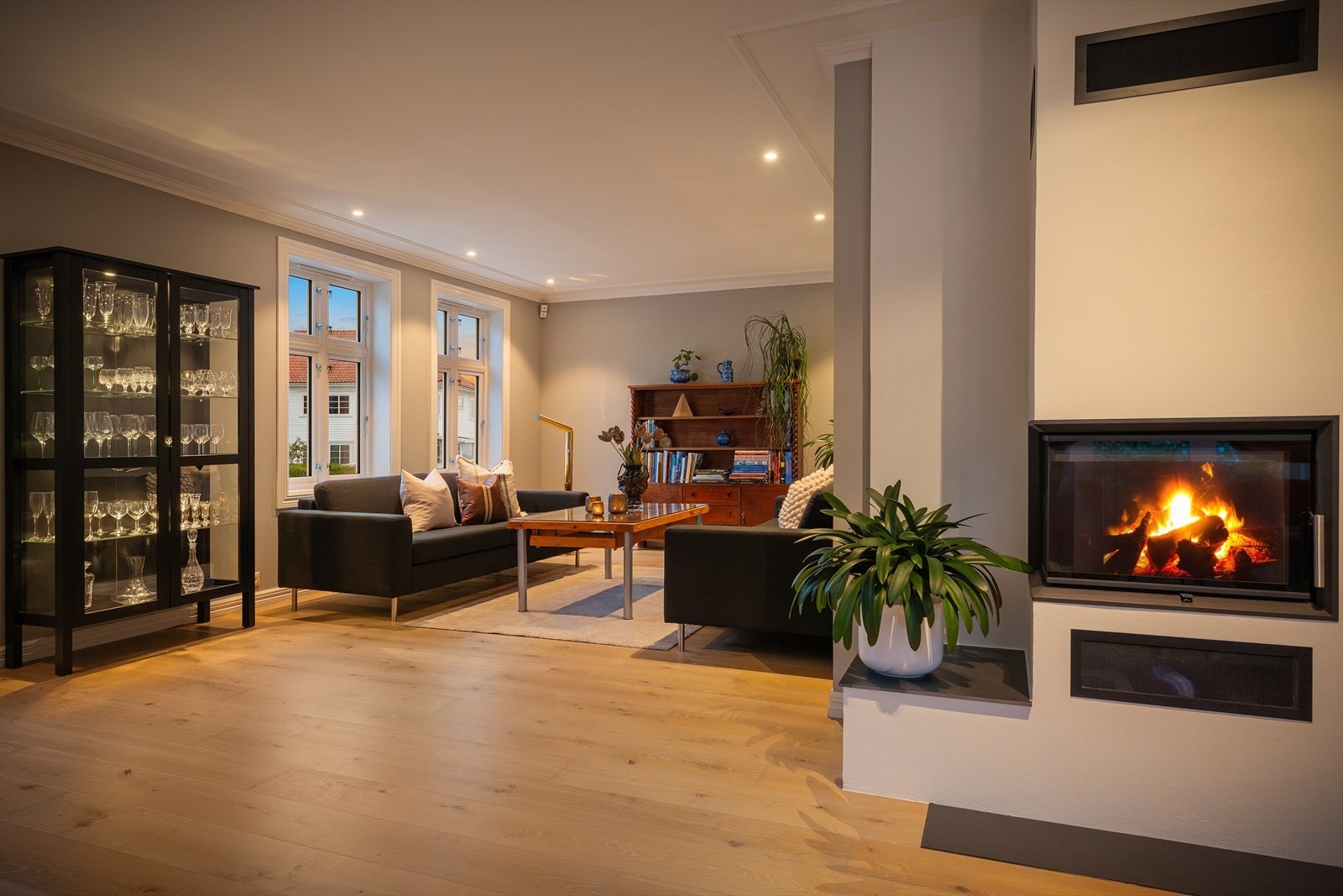 Oversikt over stuen i kveldslys. Galleribilde