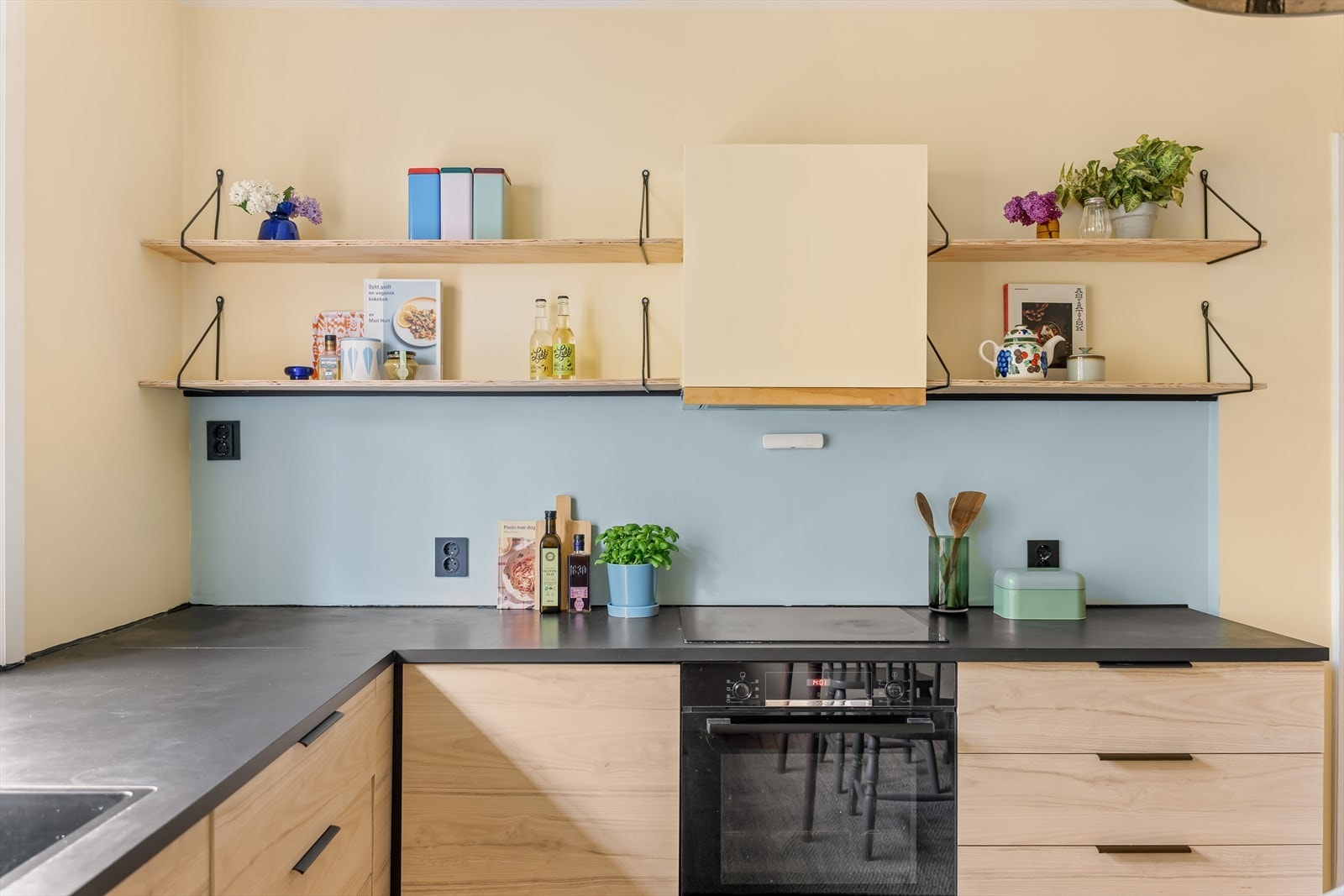 Det er rikelig med arbeidsflater og mye oppbevaringsplass Galleribilde