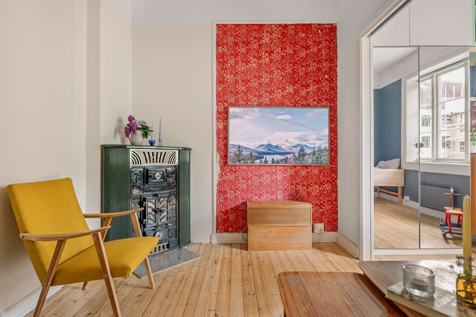 Stuen har plass til sofa og tvmøblement Galleribilde