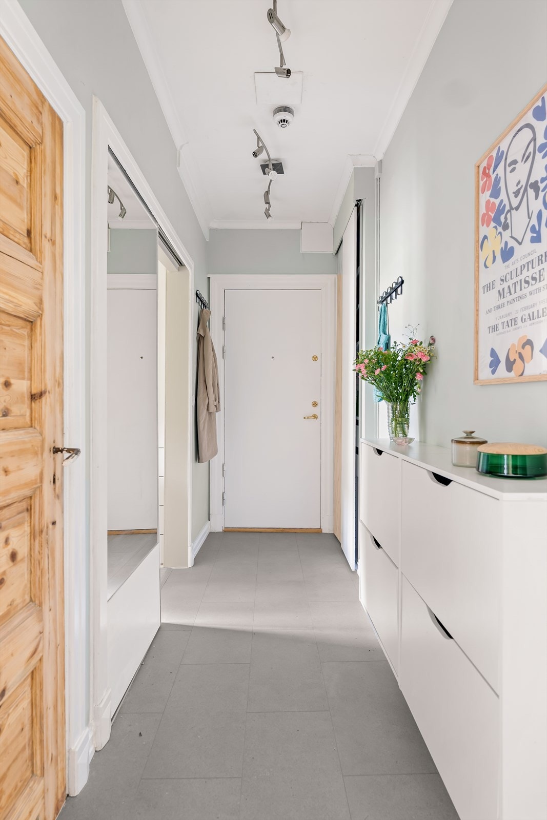 Gang med nisje for vaskemaskin (bak speildøren) og en innebygd garderobe ved inngangsdøren Galleribilde