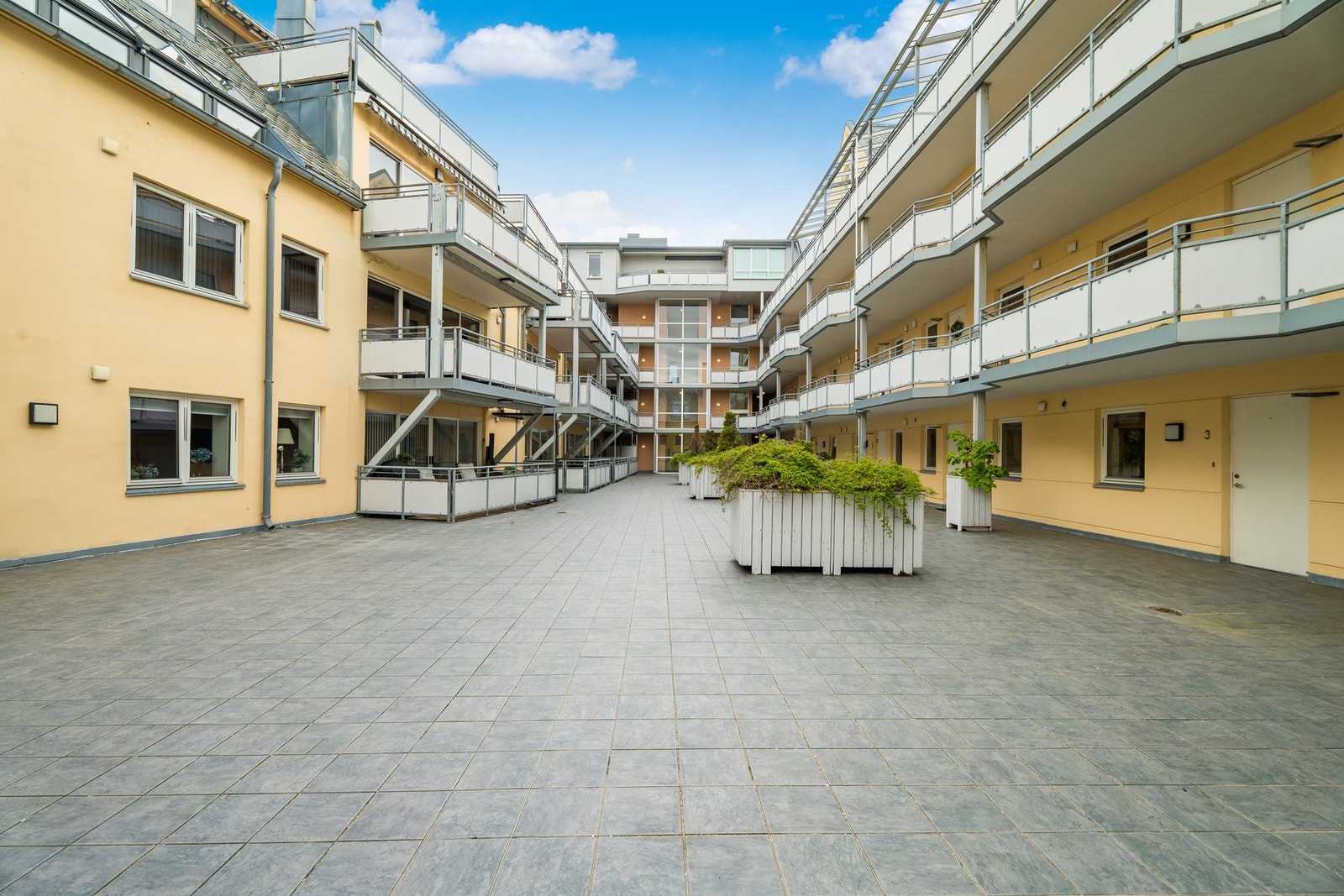 Fellesområde. Atriumet er innebygd og skjermet fra sentrumstrafikken. Galleribilde