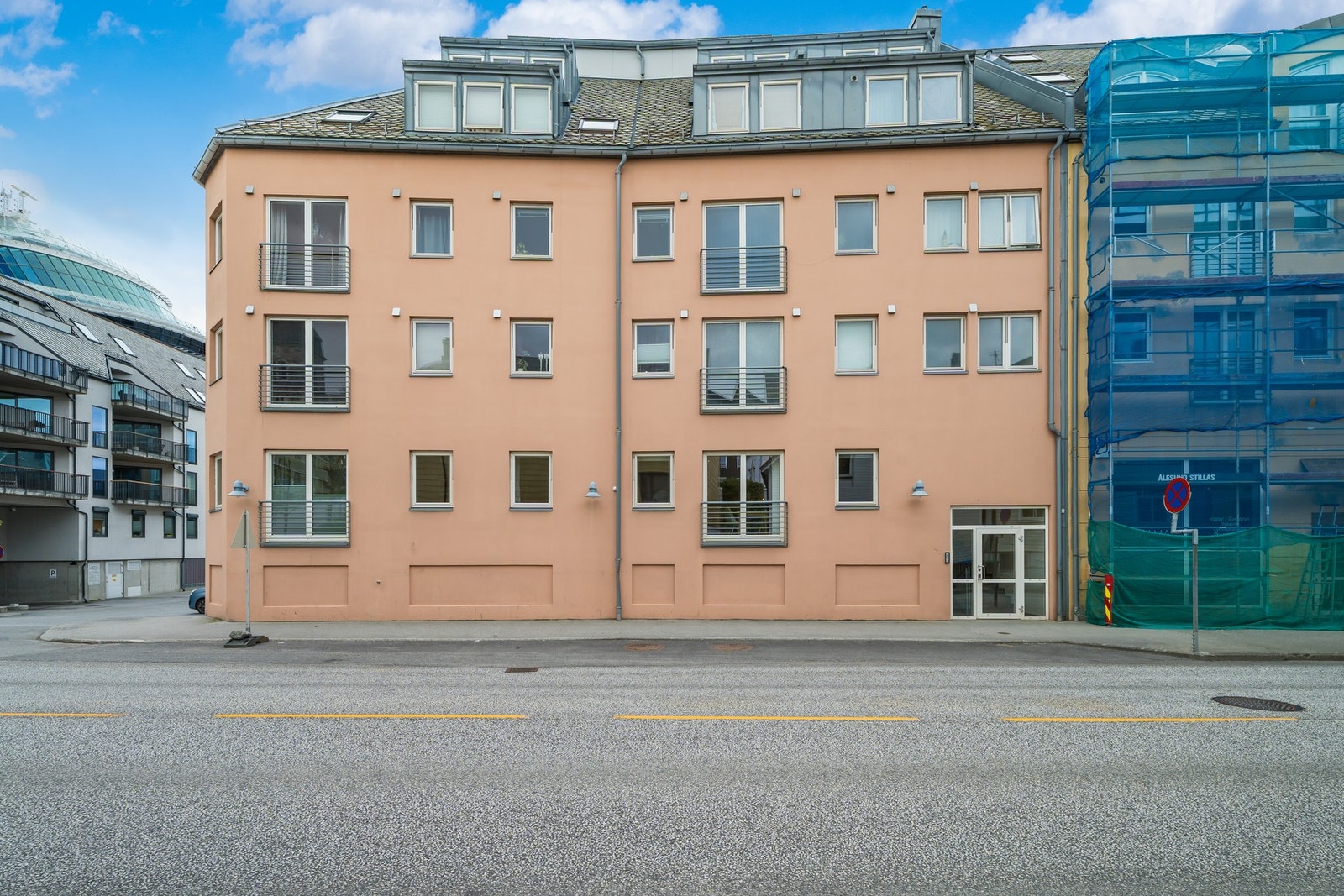 Leiligheten ligger svært sentralt til, og her har du kort gangavstand til dagligvarebutikk, kafeer og ellers sentrumsfasiliteter Ålesund har å by på. Galleribilde