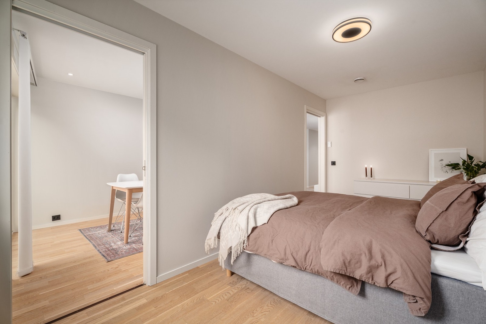 Det er to skyvedører til soverommet. Galleribilde