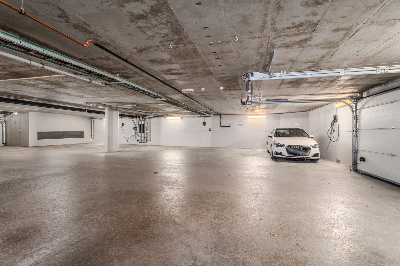 Leiligheten disponerer ikke bare én, men hele to parkeringsplasser - en sjelden fordel i sentrum. Galleribilde
