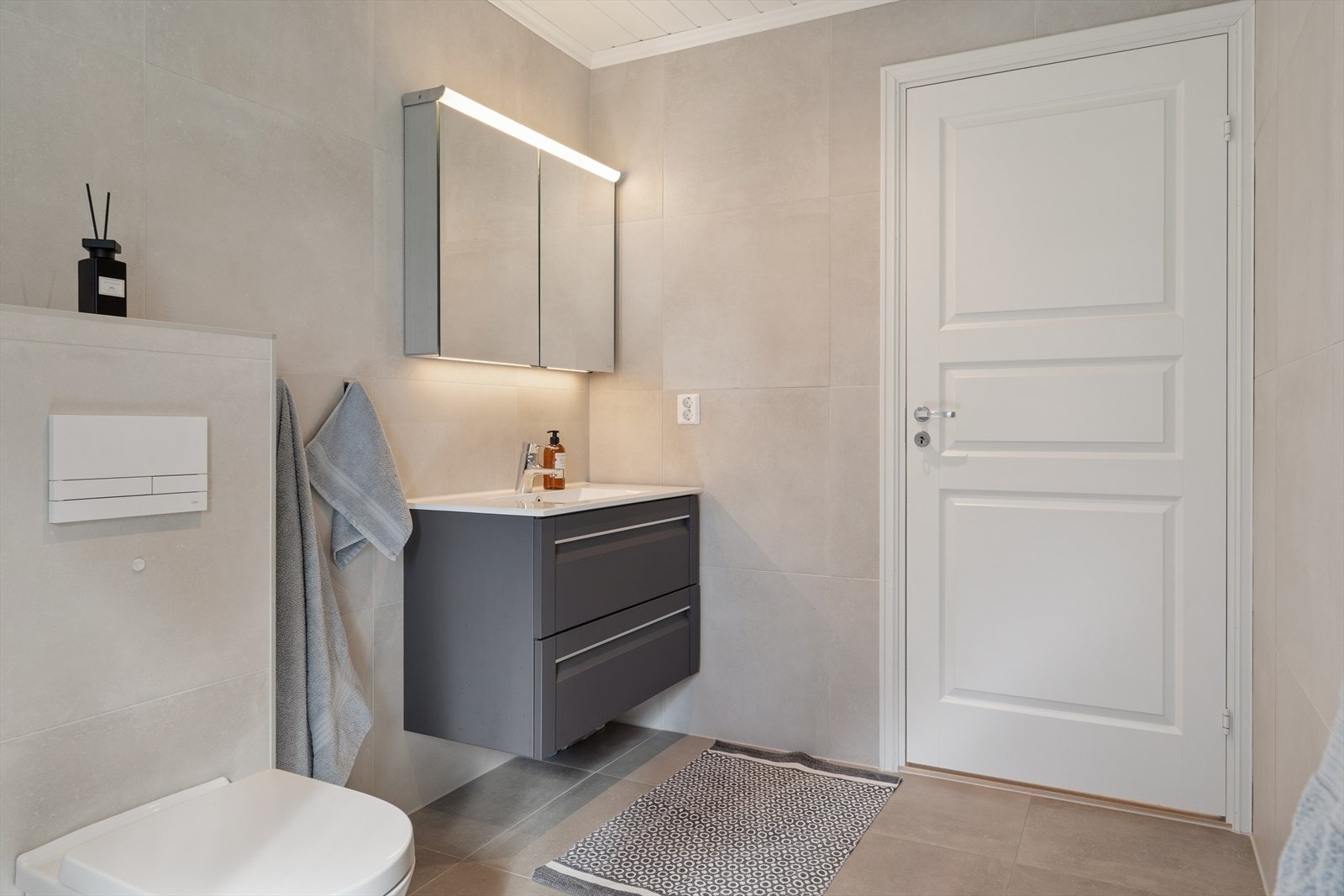Badet i andre etasje har flislagt gulv med varmekabler, vegghengt toalett og innredning med nedfelt servant. Galleribilde