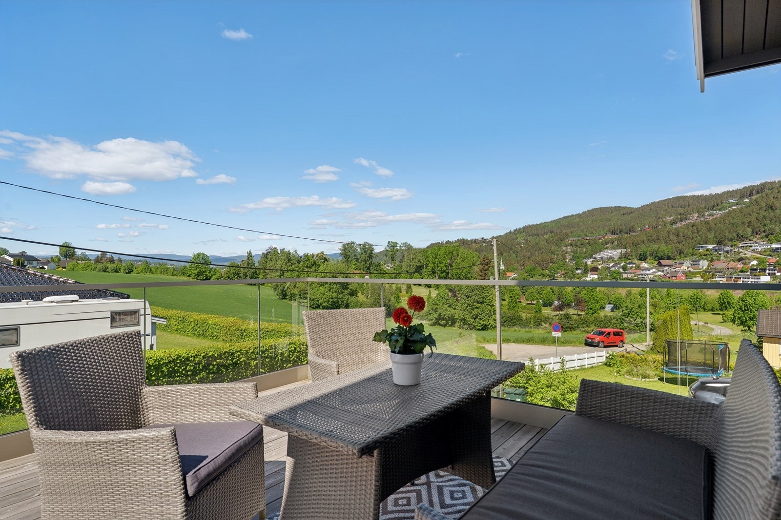 Fra boligens andre etasje og veranda er det utsikt mot Ryghkollen, som ligger kun to minutters gange unna. Galleribilde