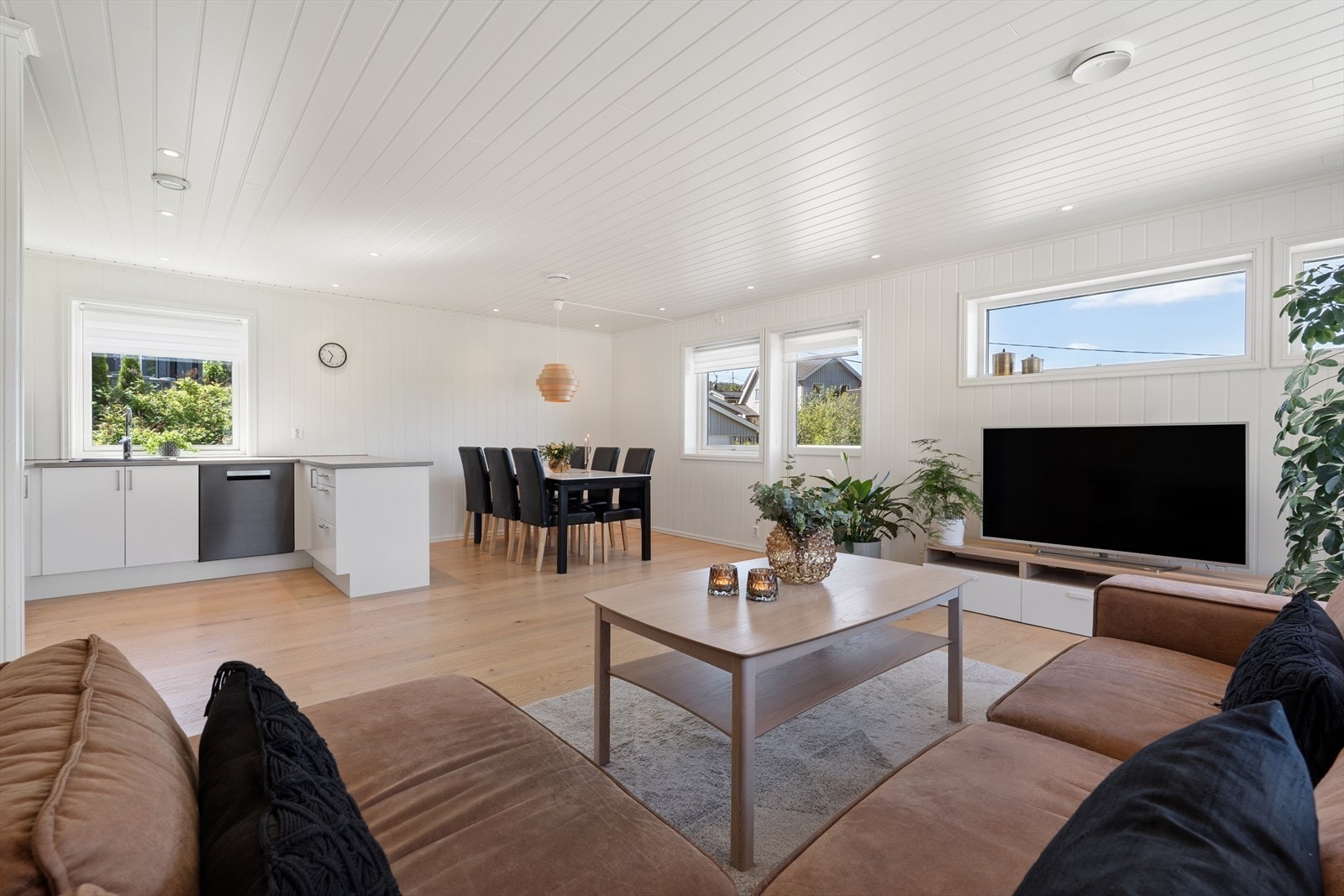 Malte MDF-panel i himling og på vegger gir et helhetlig og lyst uttrykk i hele etasjen. Galleribilde