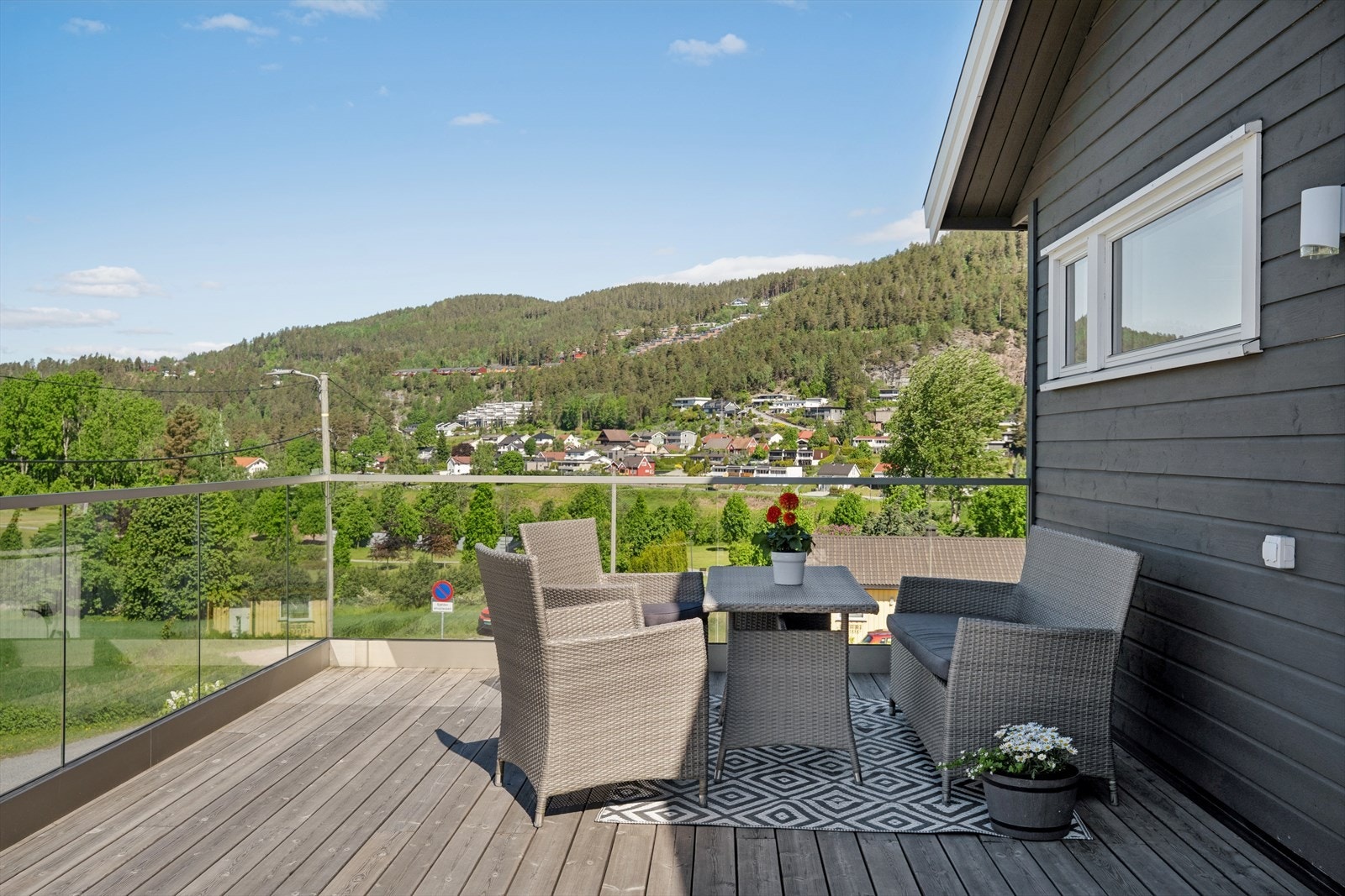 Fra stuen i andre etasje er det utgang til en veranda på 27 m² med rekkverk i stål og glass. Galleribilde