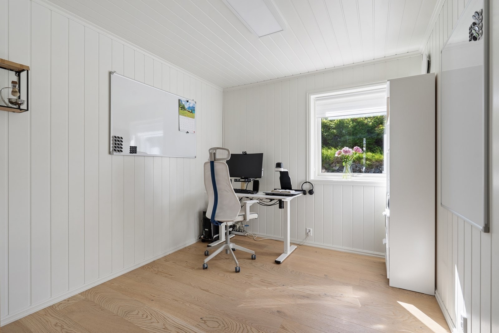 Et av rommene i første etasje er i dag innredet som hjemmekontor, med parkettgulv og 3-lags glass i vinduene fra 2020. Galleribilde
